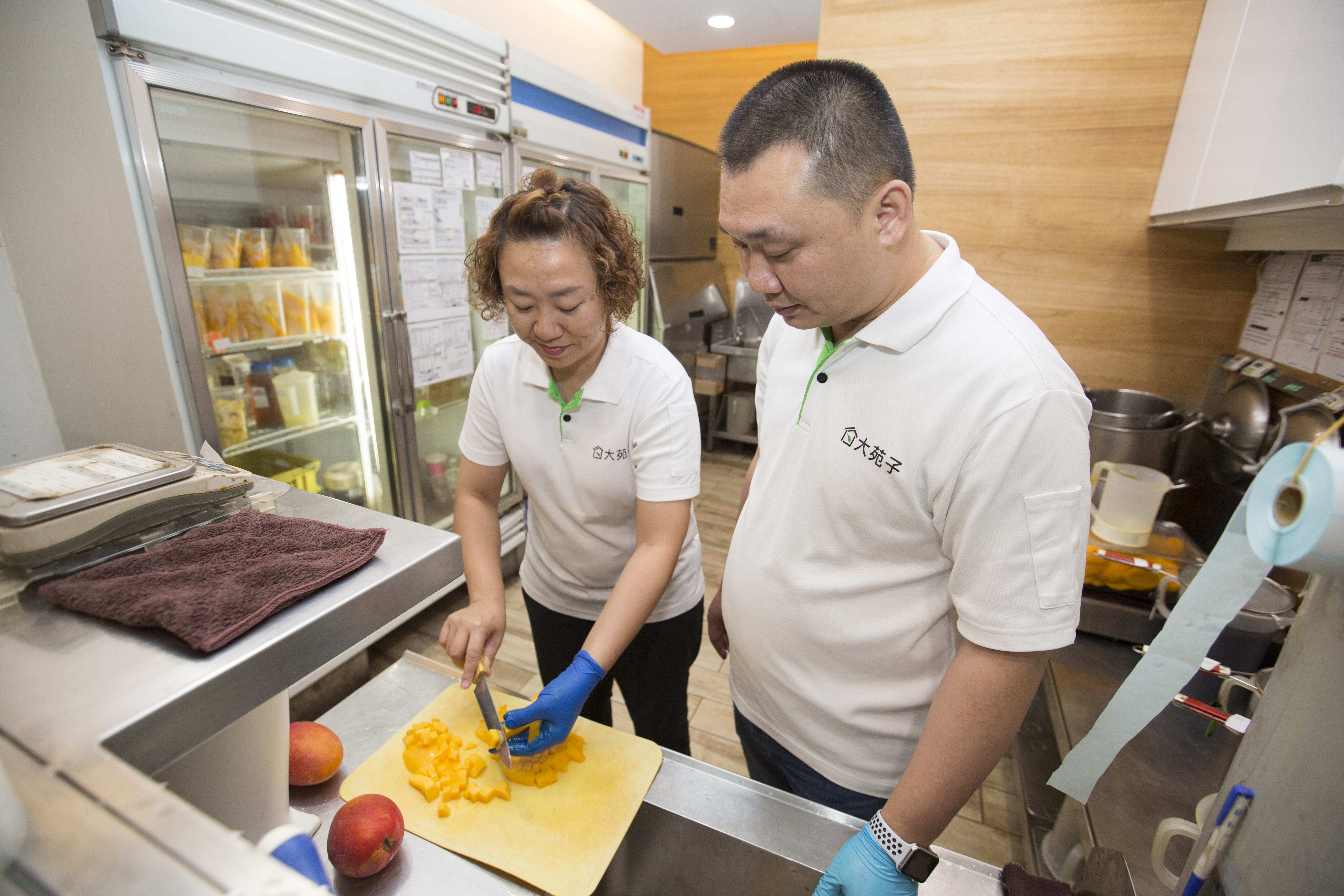 邱瑞堂（右）在2007年決定轉型主打新鮮水果牌，一起創業的妹妹皆全力支持。左為負責研發的大妹邱曉焄。