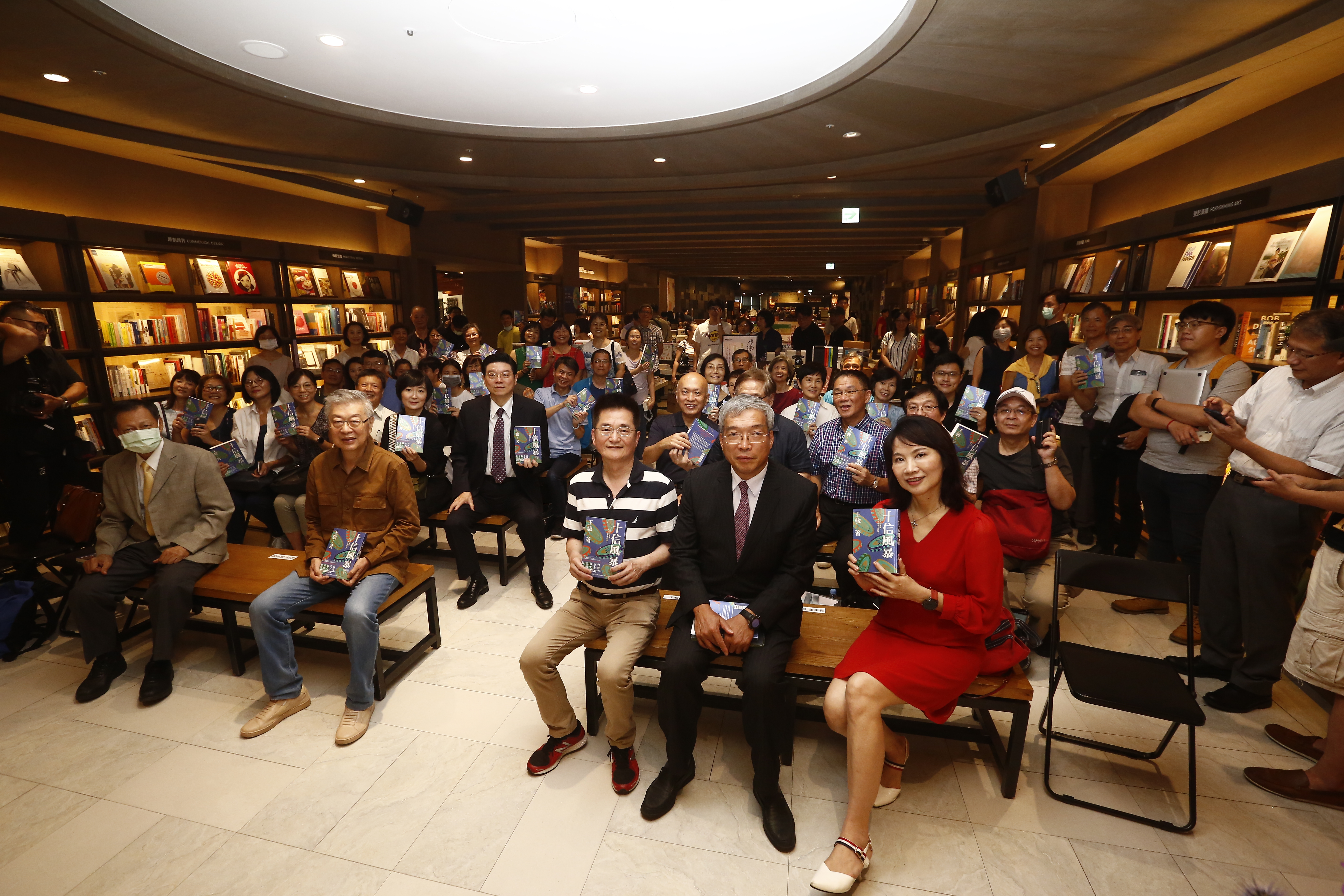 前行政院長陳沖（前排左二）在《十信風暴》新書分享會上大爆當年十信案的祕辛。