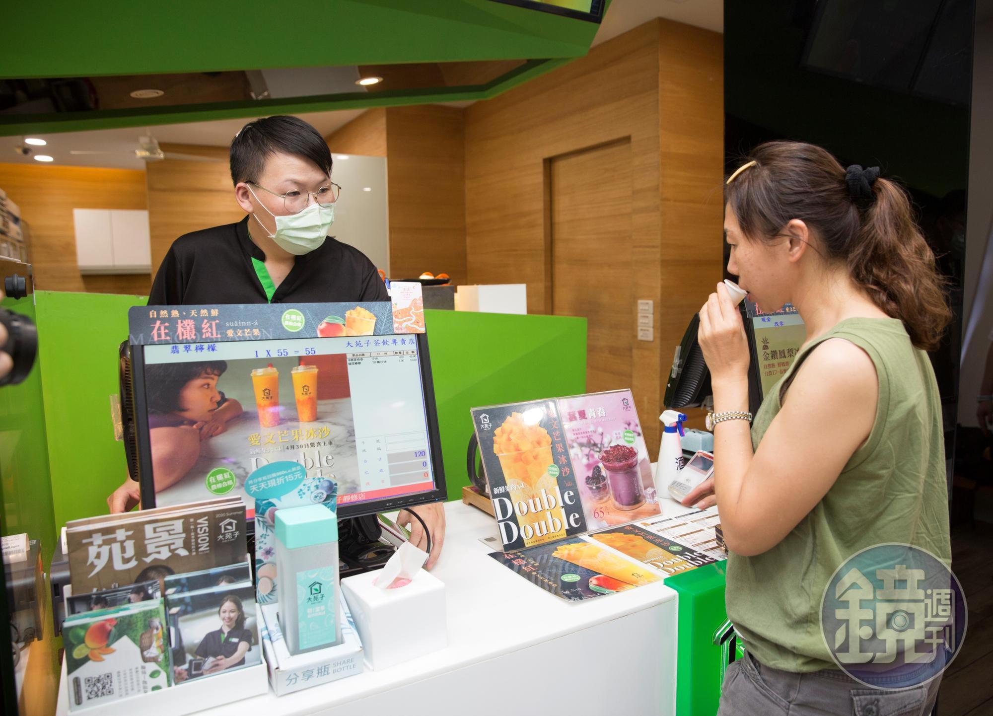 門市積極推廣當令水果飲品是大苑子特色，力求品質新鮮。