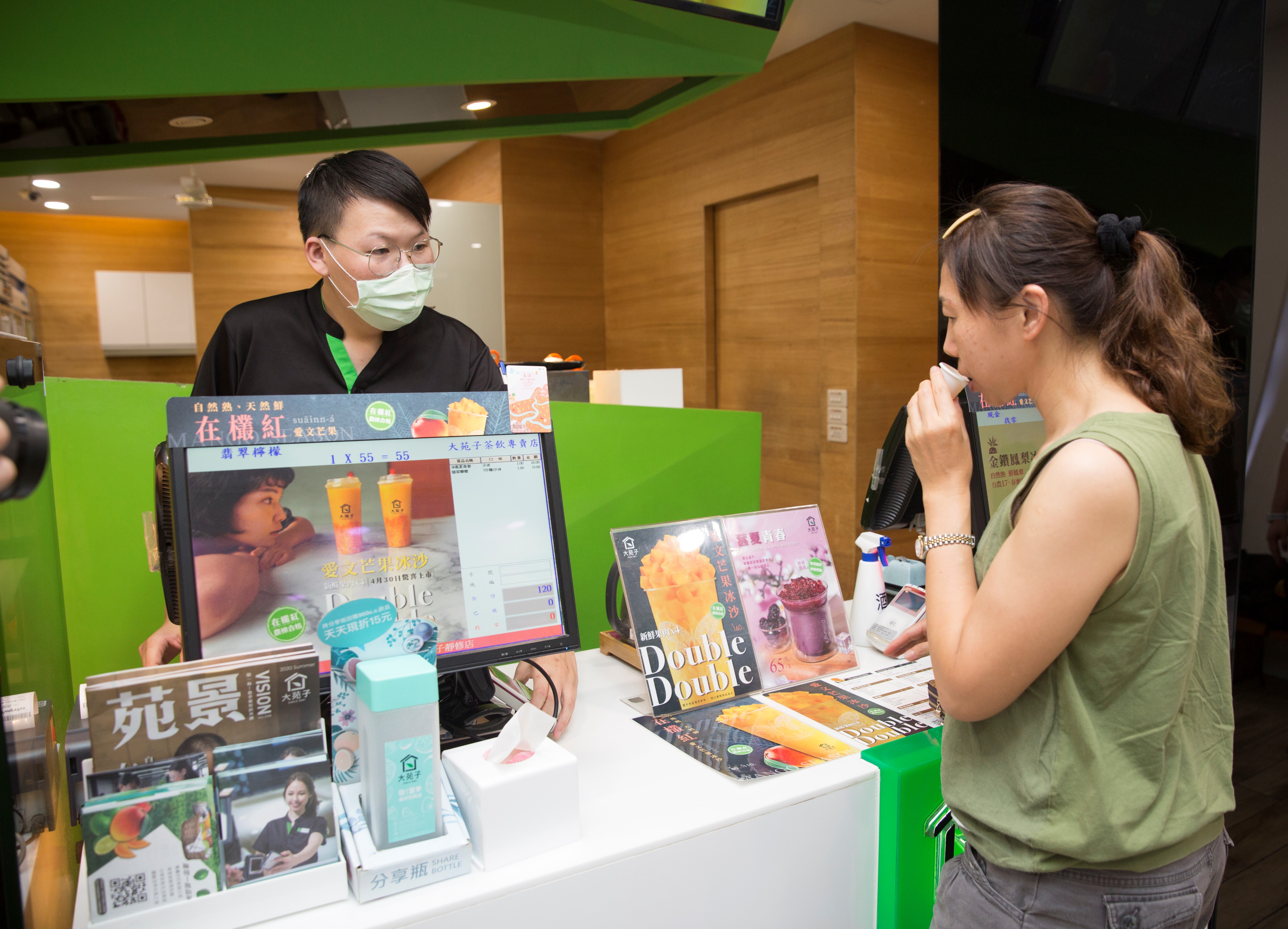 門市積極推廣當令水果飲品是大苑子特色，力求品質新鮮。