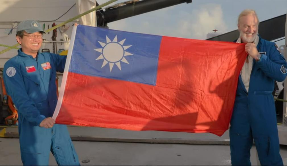 台裔科學家林穎聰(左)上月與Caladan Oceanic創辦人Victor Vescovo(右)搭潛艦下探馬里亞納海溝最深處「挑戰者深淵」。