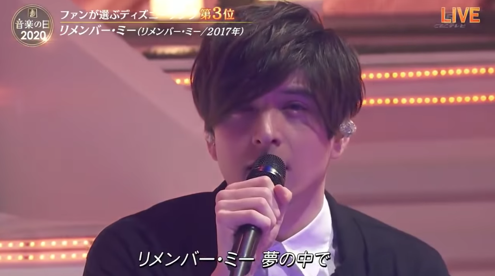 城田優一共演唱2首歌,唱第2首歌時,眼睛已因為哭得太厲害腫得不像話。(網路圖片)