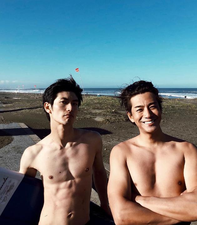 三浦春馬(左)與三浦翔平常常相約一起衝浪。(網路圖片)