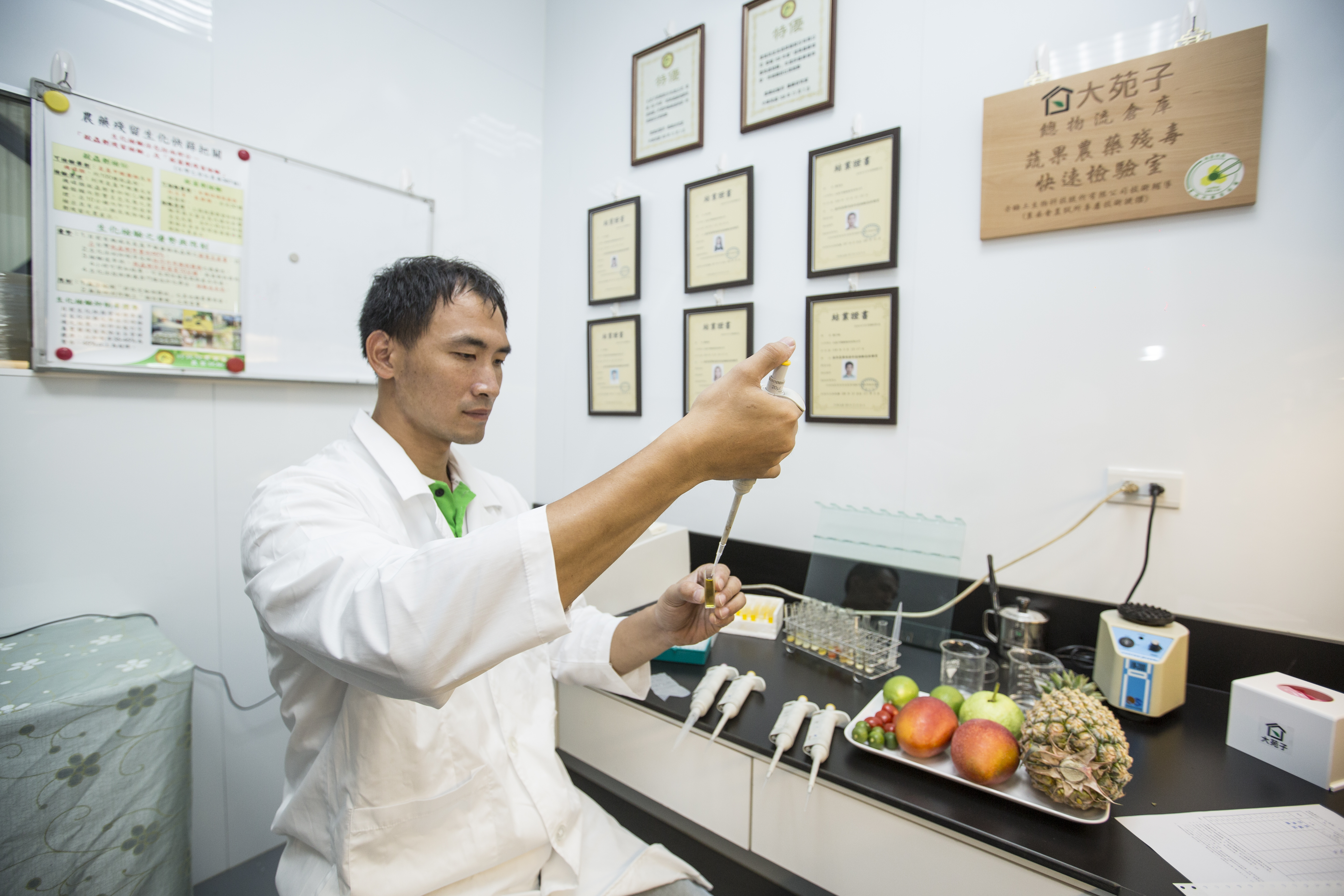 水果品質層層把關，出貨前，一定作好檢驗確保食安。