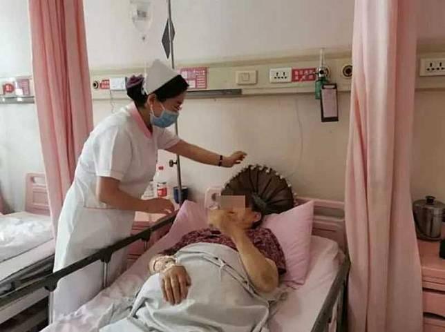 中國陝西兩名老婦人受困電梯中「喝尿」求生。（翻攝川北在線）