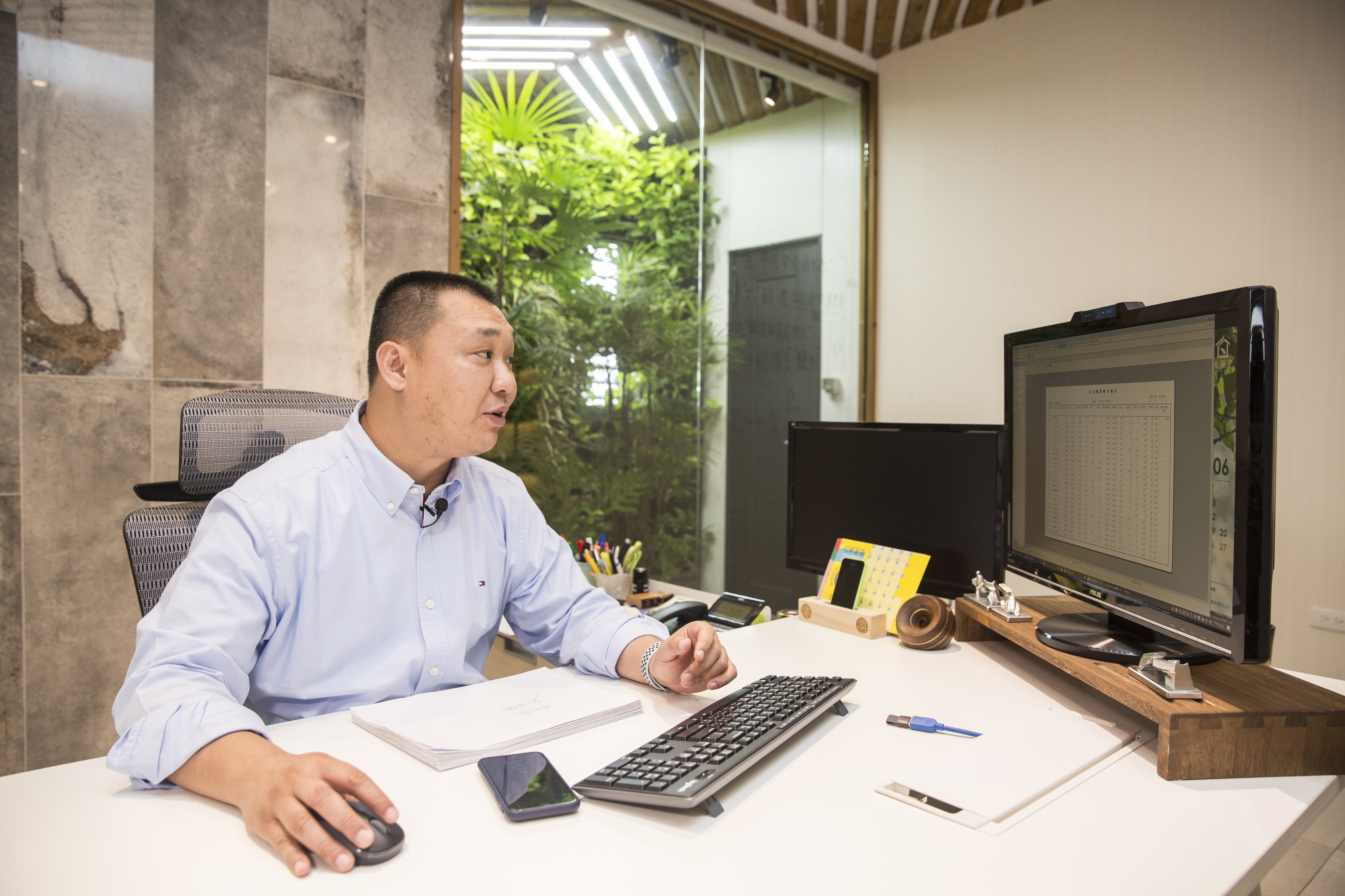 邱瑞堂每天一進公司就緊盯銷售數字，解決各種問題。正能量爆表的他，不准同仁看匿名留言的靠北社團，但會親回大苑子VIP臉書園地上留言的各種問題。