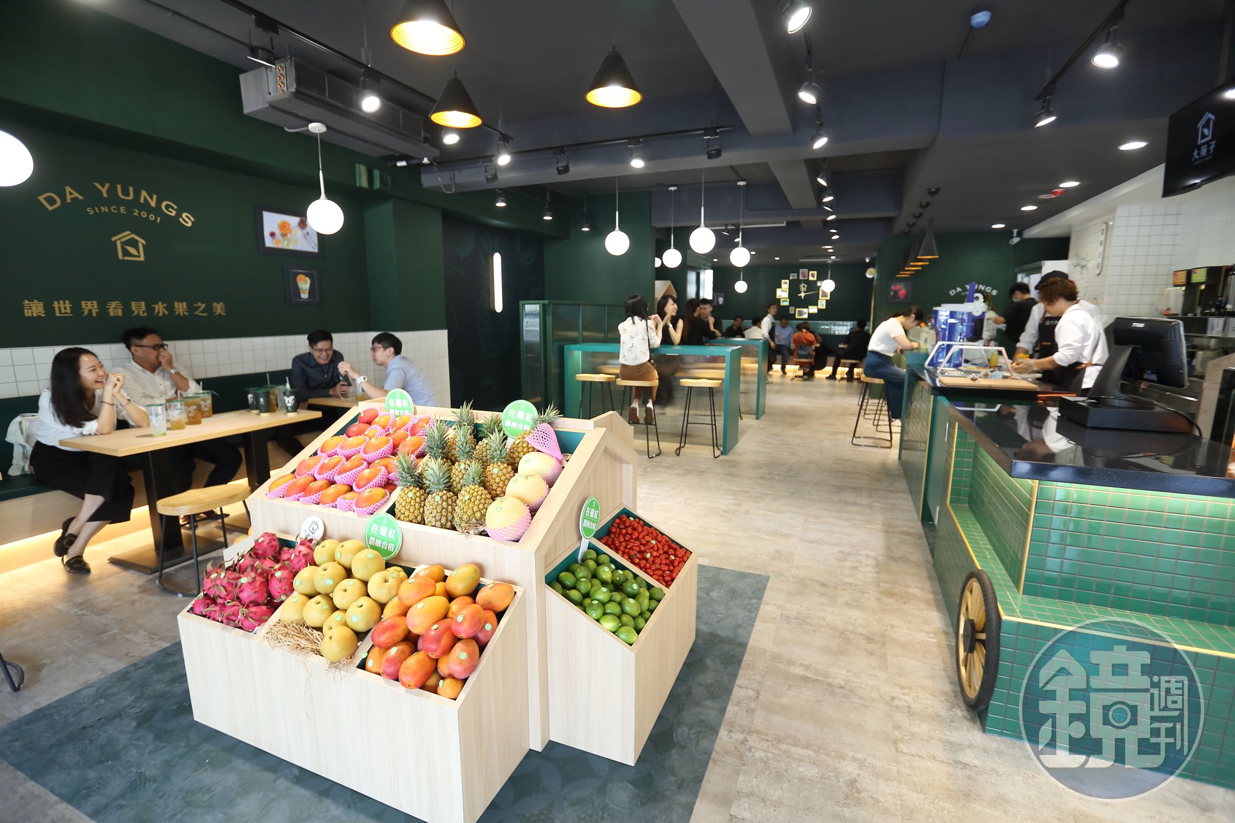 大苑子在台北市府捷運站附近的旗艦店，1樓及B1共80個座位，請來知名設計團隊沛綠地，以冰果室為概念打造。