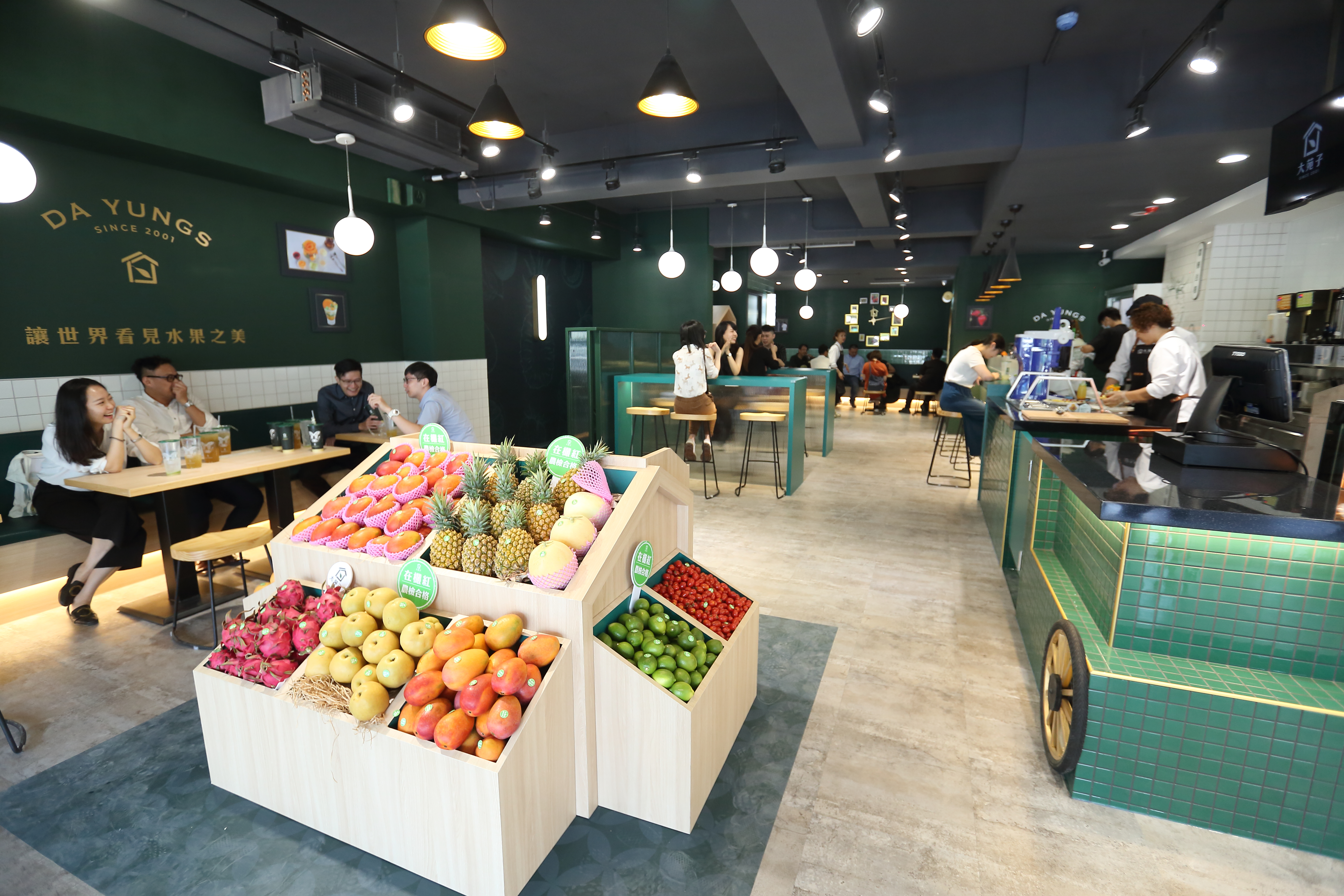 大苑子在台北市府捷運站附近的旗艦店，1樓及B1共80個座位，請來知名設計團隊沛綠地，以冰果室為概念打造。