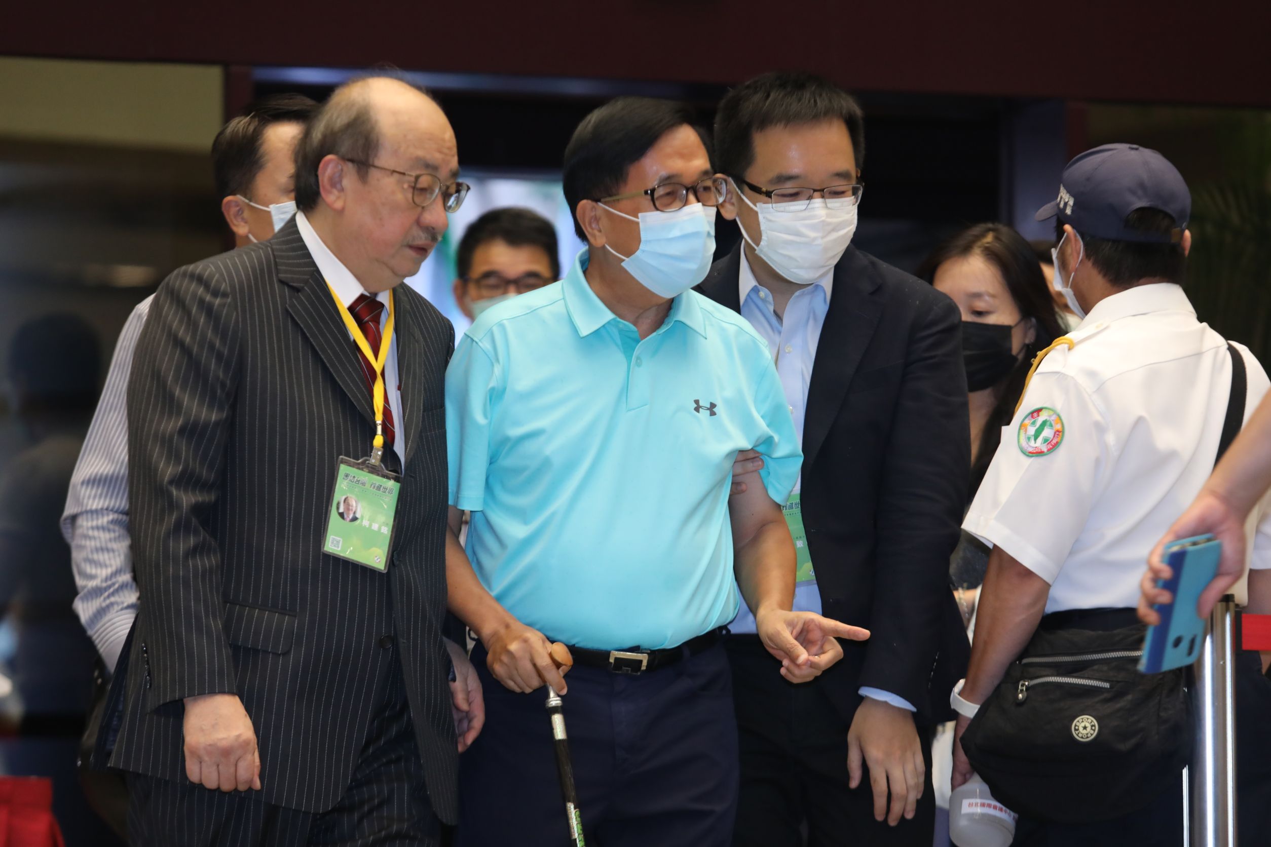 前總統陳水扁於今午前往民進黨全代會投票,由高雄市議員陳致中、民進黨團總召柯建銘陪同下步入一樓大廳。