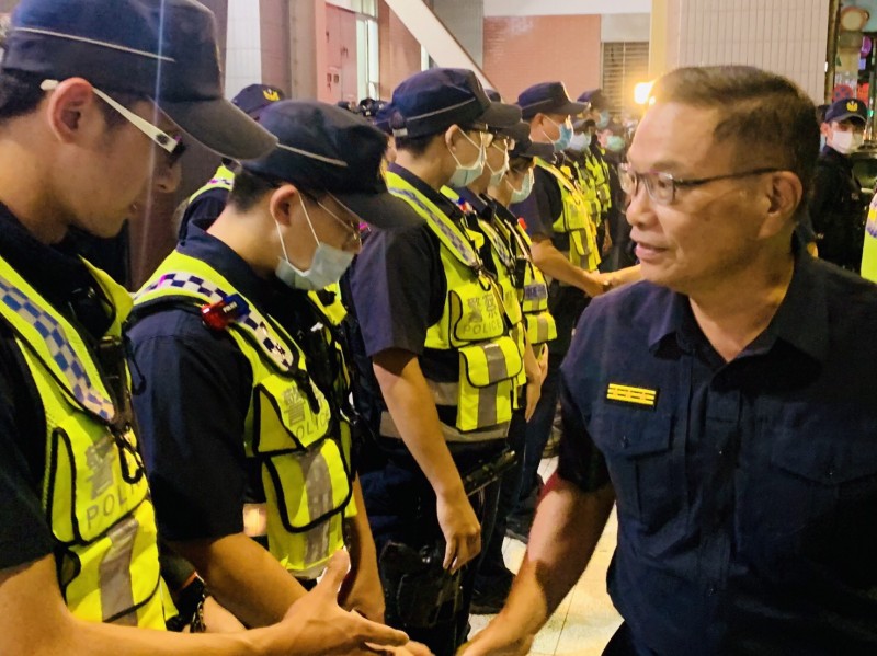 桃警展現打擊犯罪決心 警政署副署長黃宗仁（右）親臨中壢警分局慰勉第一線同仁。（警方提供）