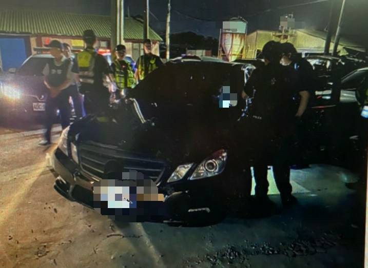 四維所巡邏員警呼叫大批警力到場，周才乖乖下車受檢，並交出至少市價30萬元毒品。（翻攝畫面）