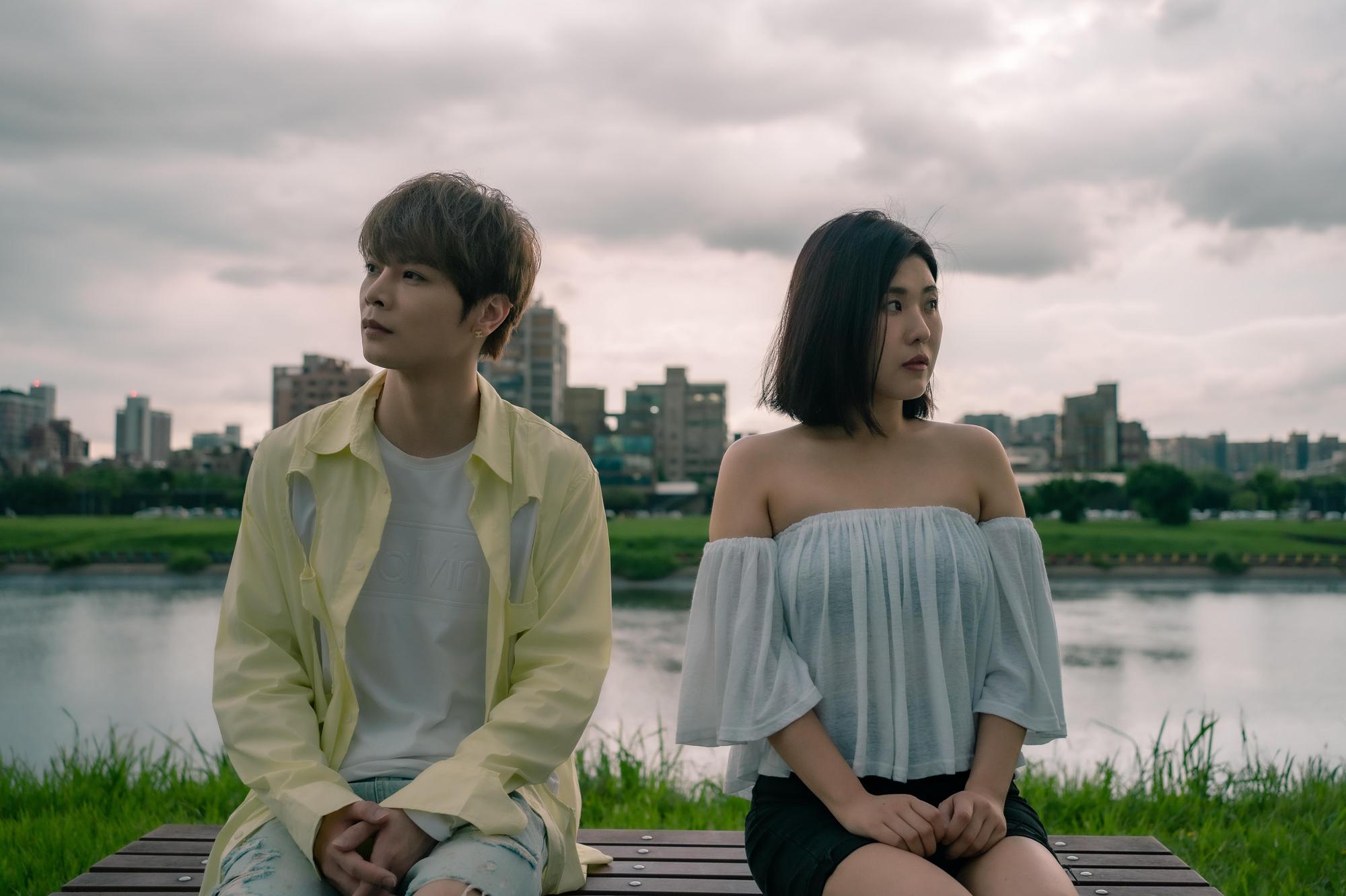 古曜威與好友「這群人」木星合作抖音神曲〈與我無關〉。(單純夢想文創提供)