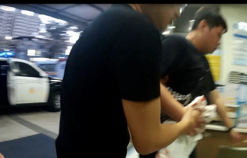 陳姓男子（右）酒後在等小黃時，因瞄了易男一眼，腹部遭對方以銳器刺傷。（讀者提供）