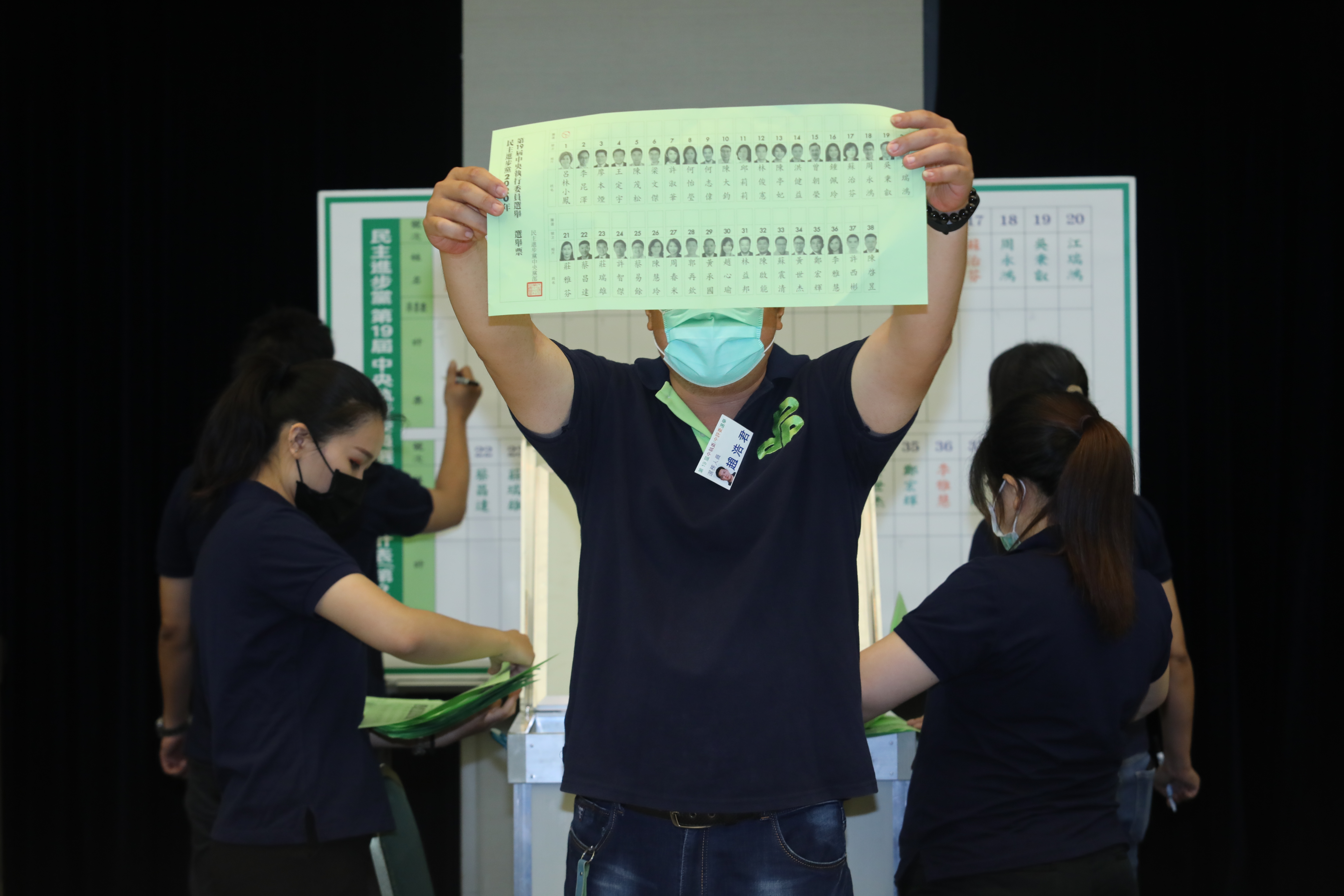 民進黨全代會今（19日）改選中執委及中評委選舉，並於4時30分開票揭曉當選的30位票選中執委以及11位中評委。