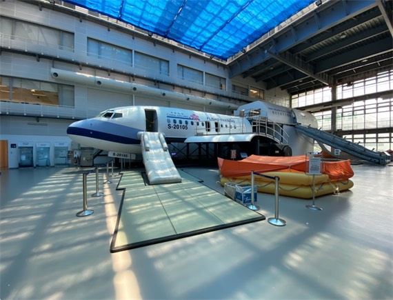 參加「華旅網際旅行社」設計的華航園區體驗活動，可以實地參觀緊急逃生訓練設施。