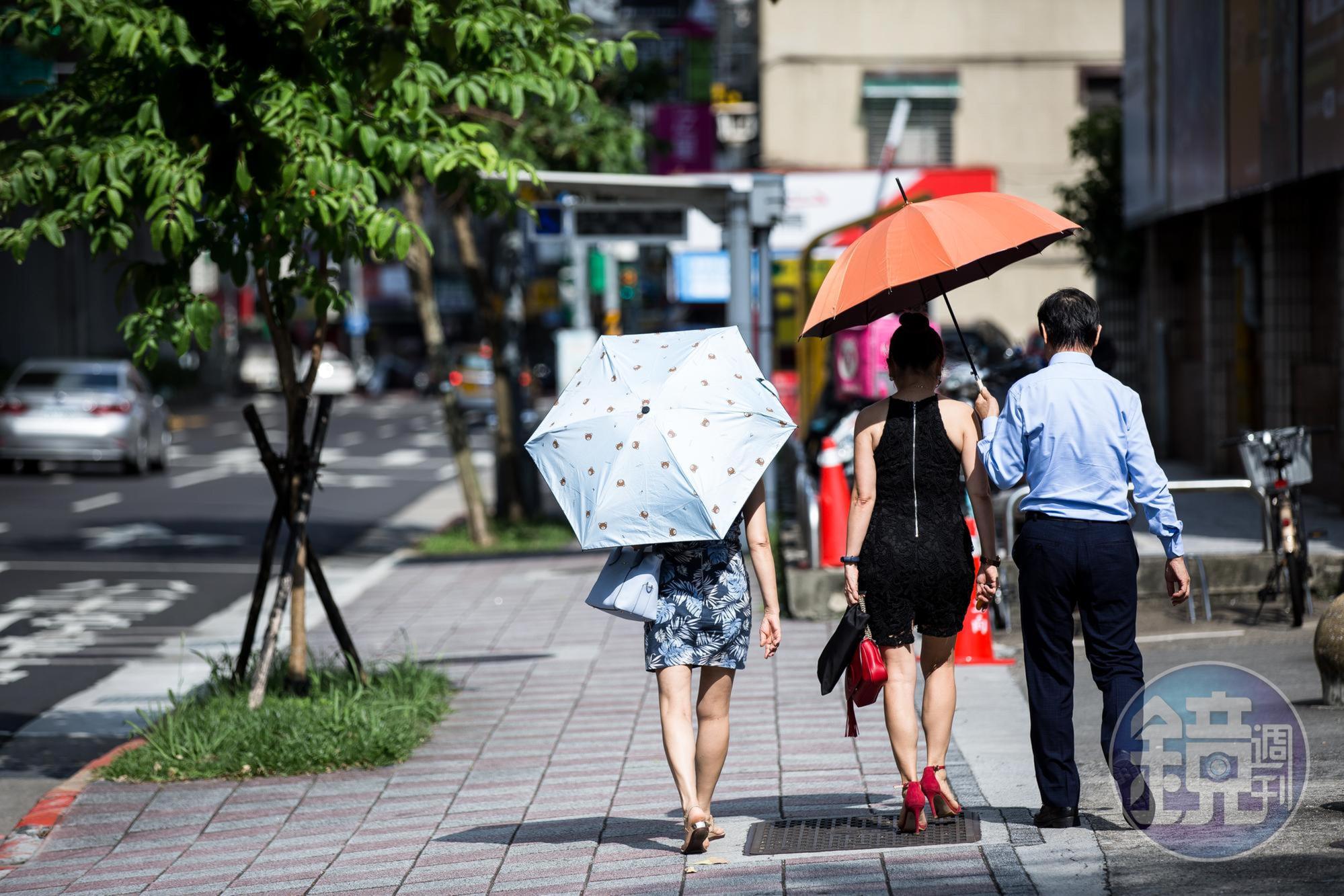今、明兩日台灣各地及澎湖、金門、馬祖大多為多雲到晴且高溫炎熱。
