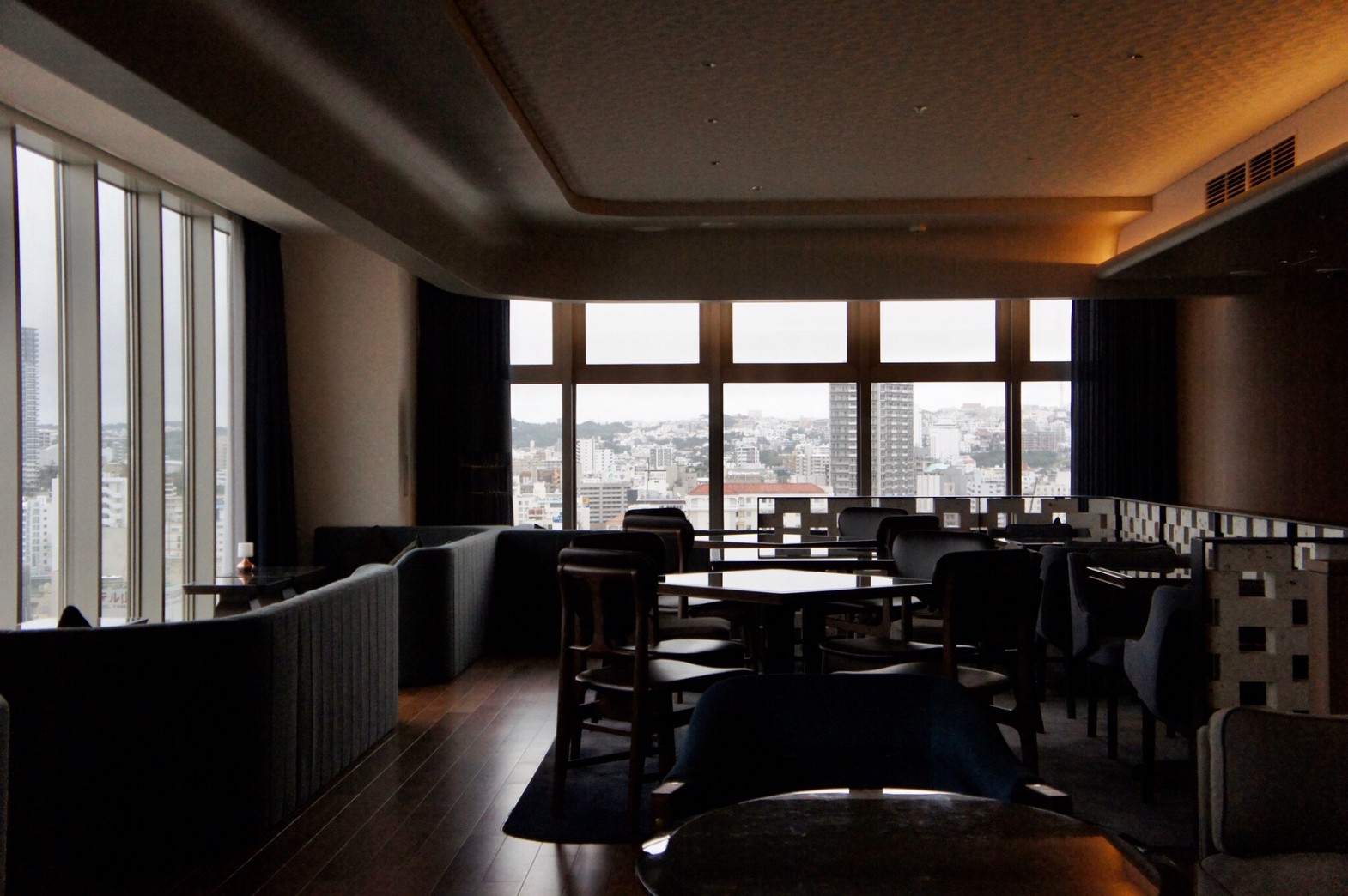 行政酒廊位於飯店最⾼樓層，提供給總統套房及豪華雙⼈房的貴賓專用。