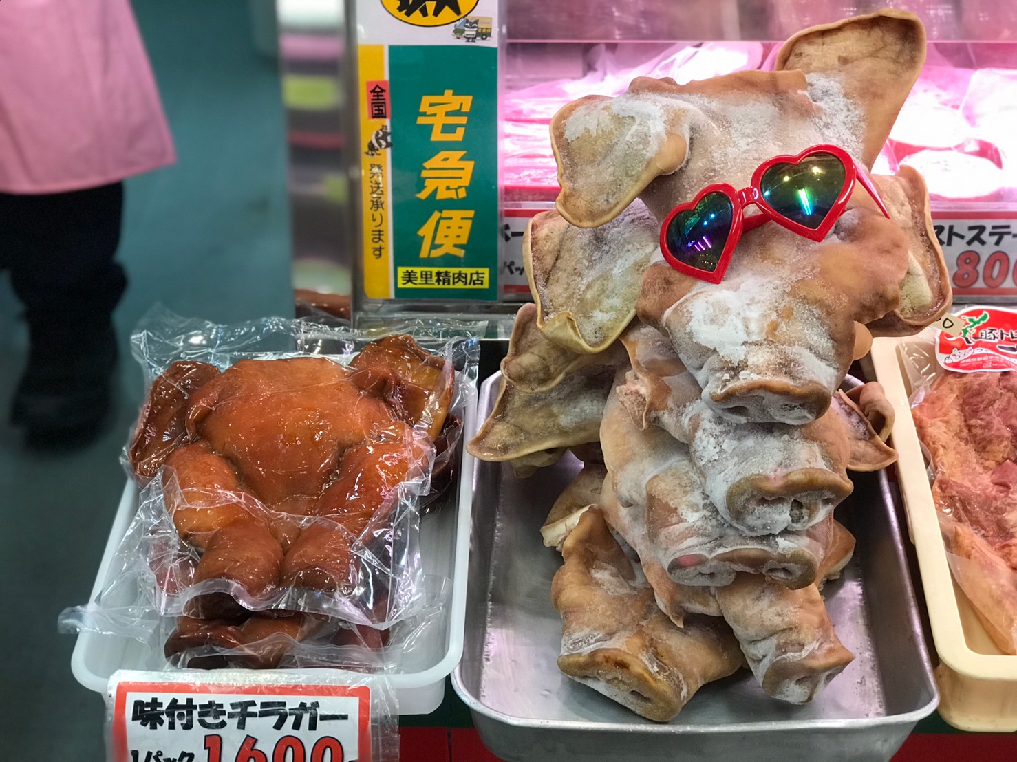 第一牧志公設市場還有戴墨鏡的豬頭伴手禮。