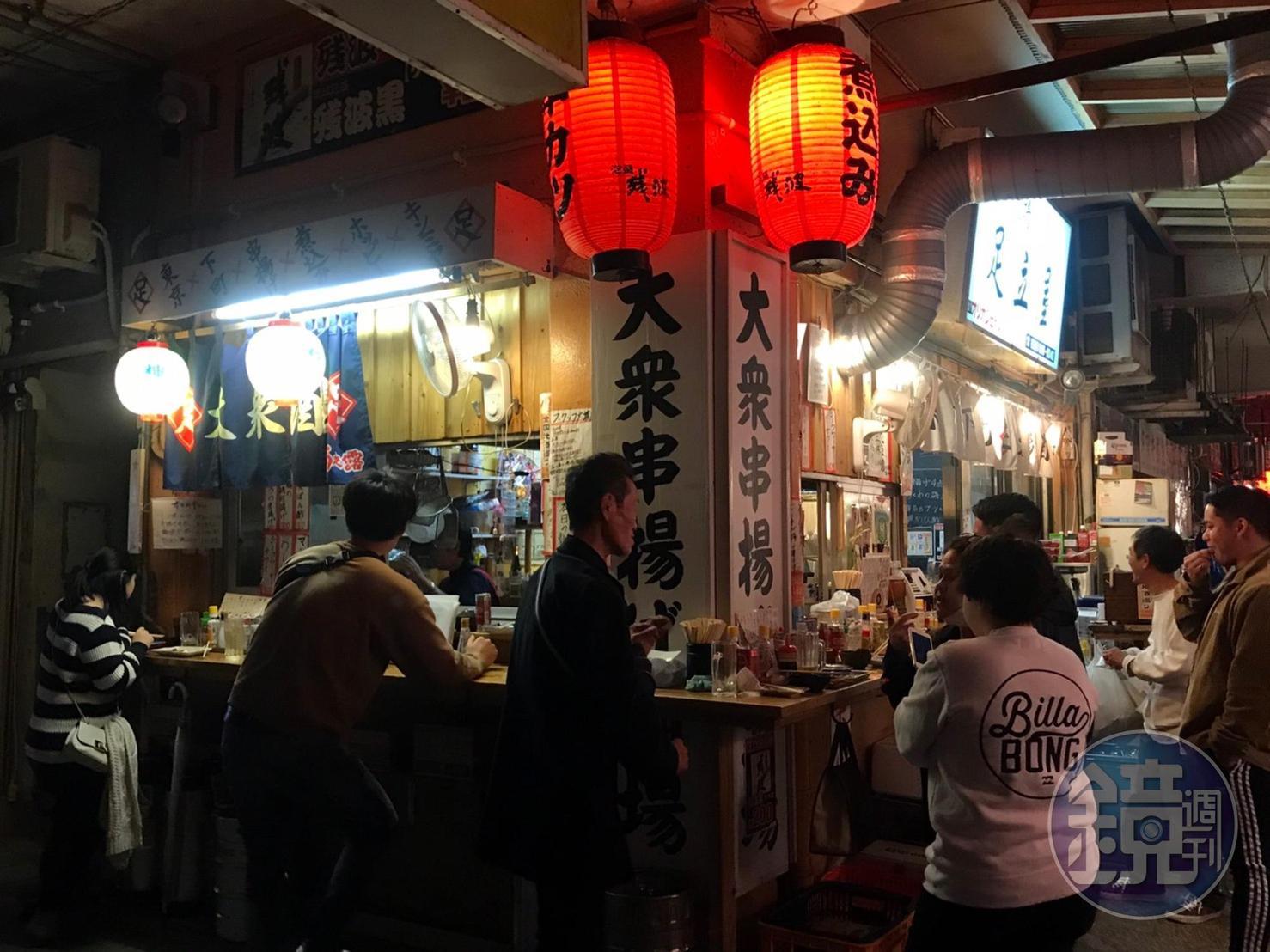 牧志公設市場周邊的宵夜場時光，氣氛熱絡。