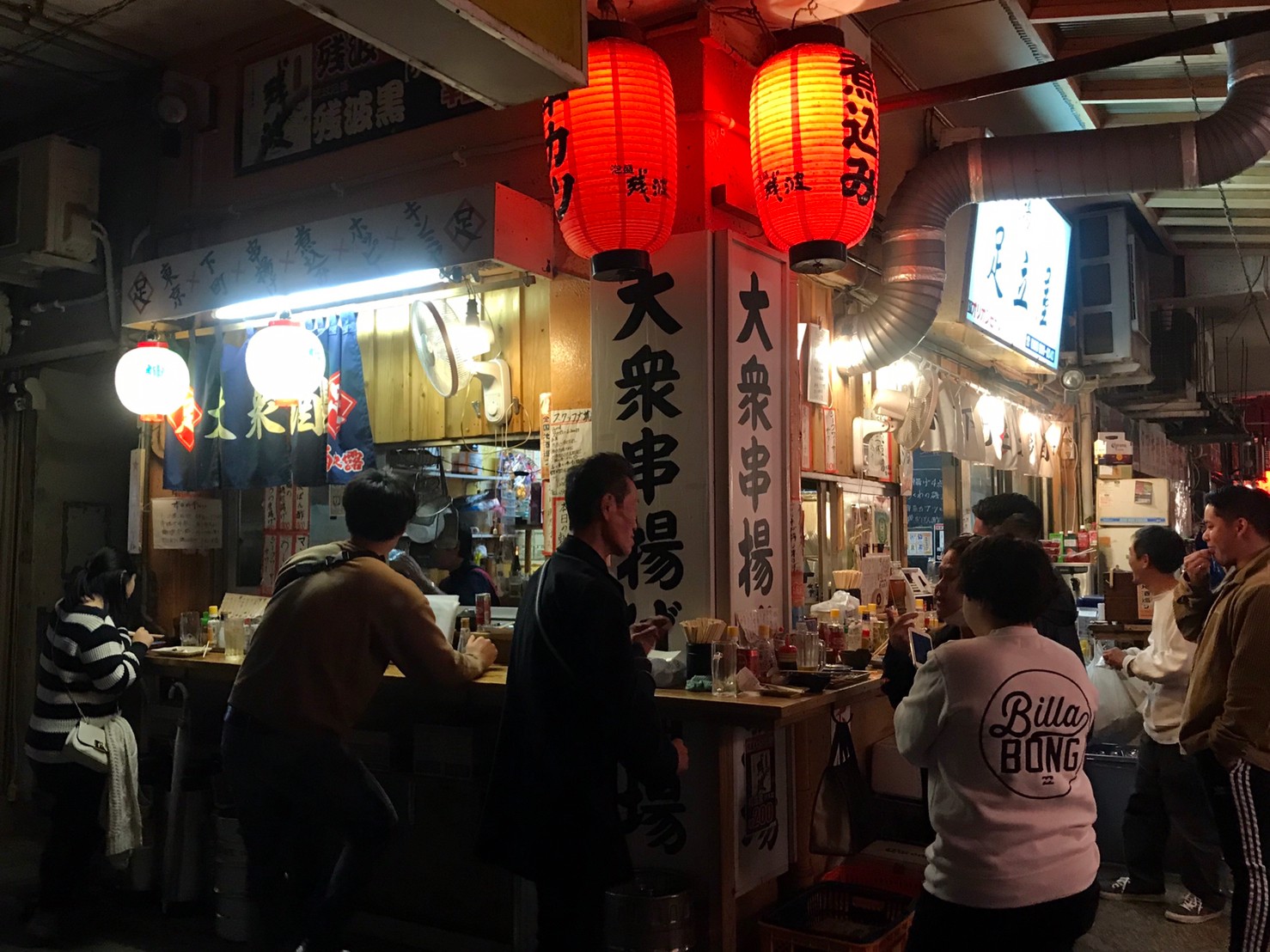 牧志公設市場周邊的宵夜場時光，氣氛熱絡。