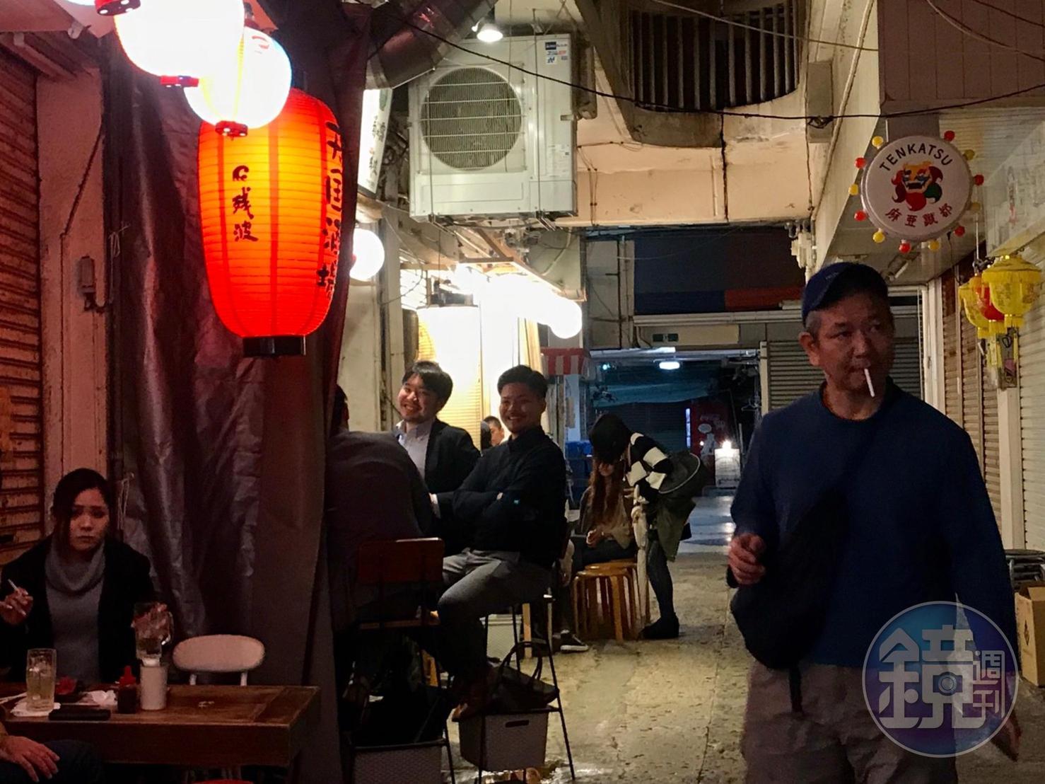 牧志公設市場入夜時酒酣耳熱，旅客可體驗在地夜生活。