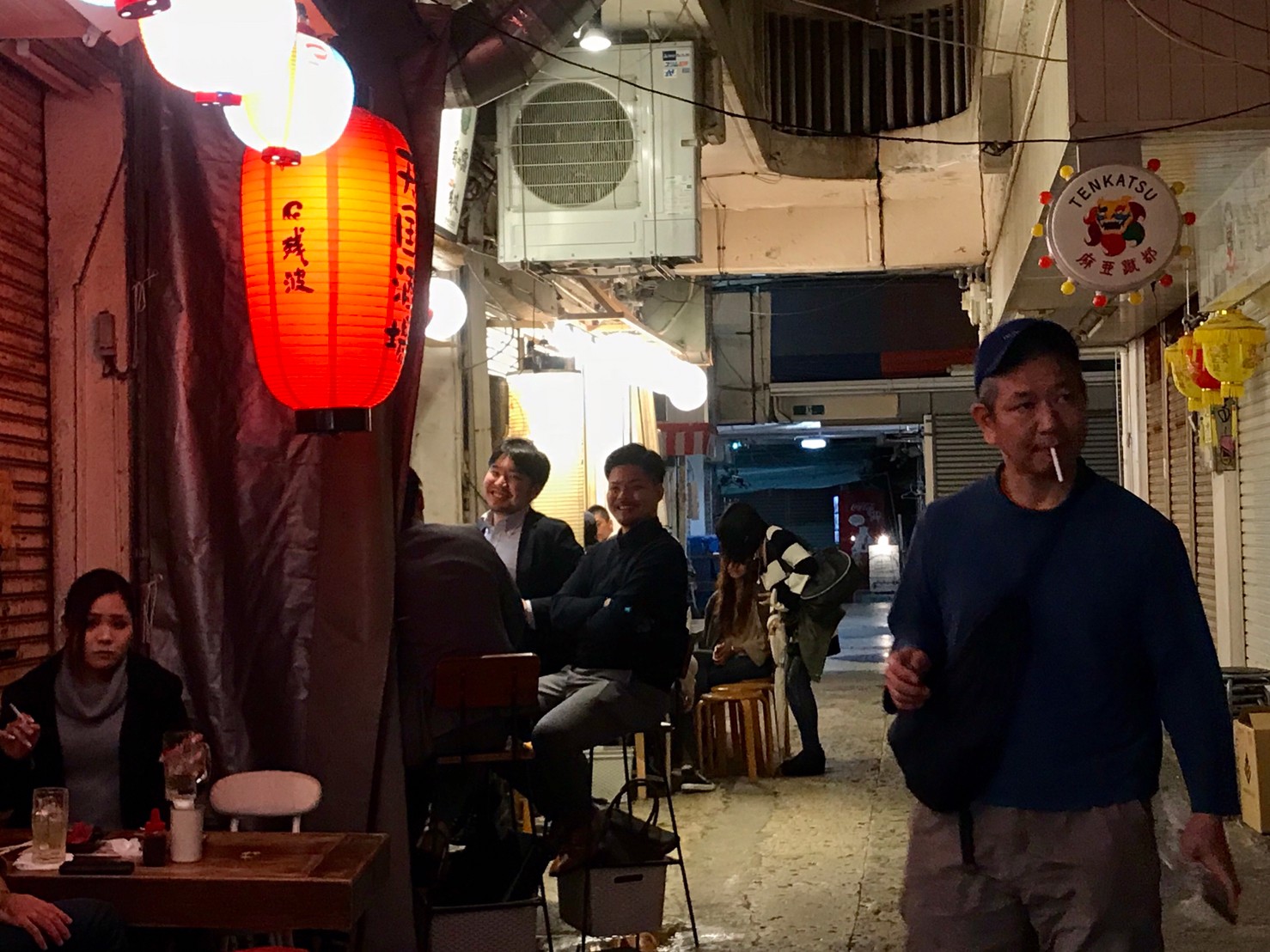 牧志公設市場入夜時酒酣耳熱，旅客可體驗在地夜生活。