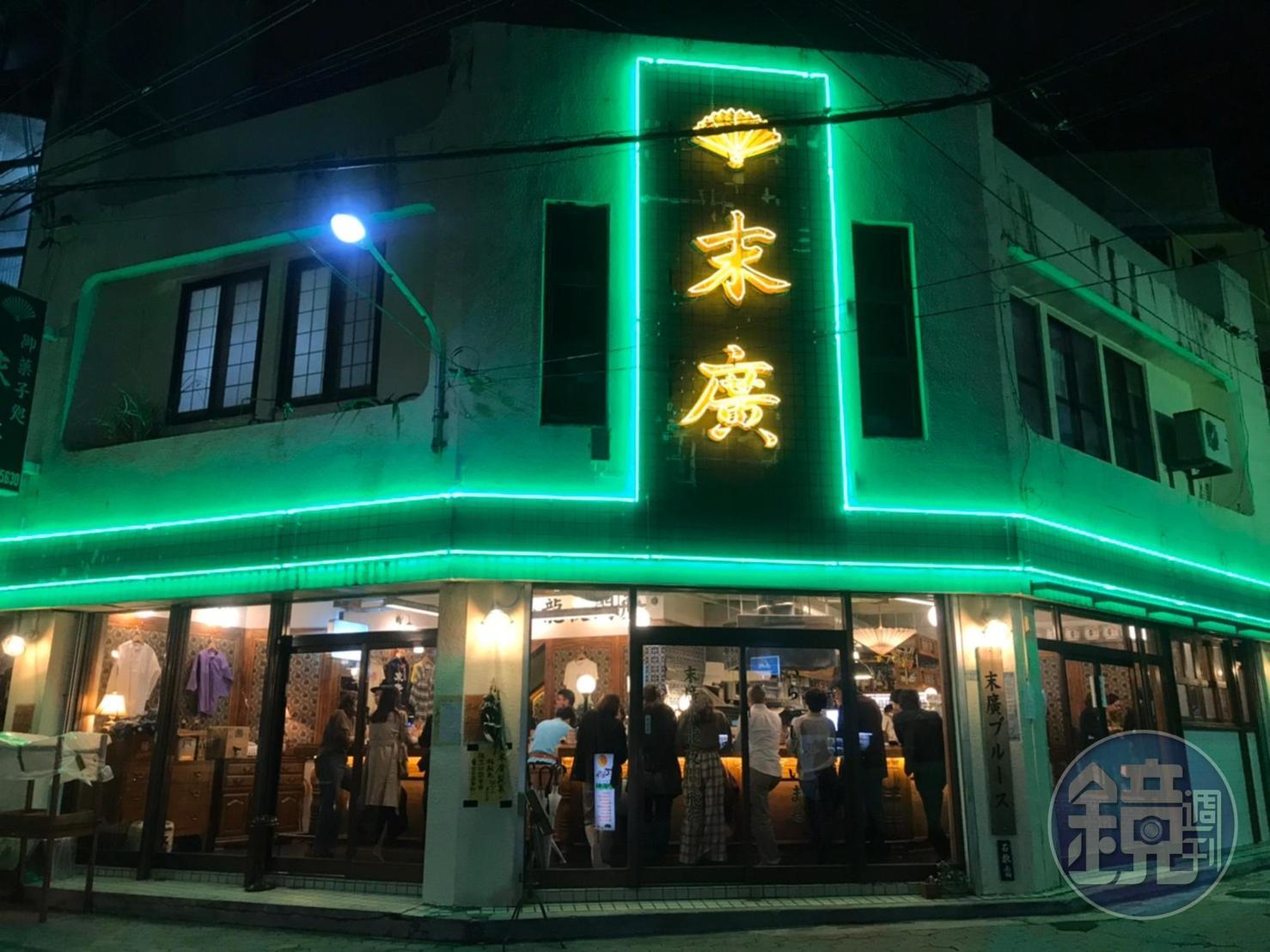 牧志公設市場入夜時酒酣耳熱，旅客可體驗在地夜生活。