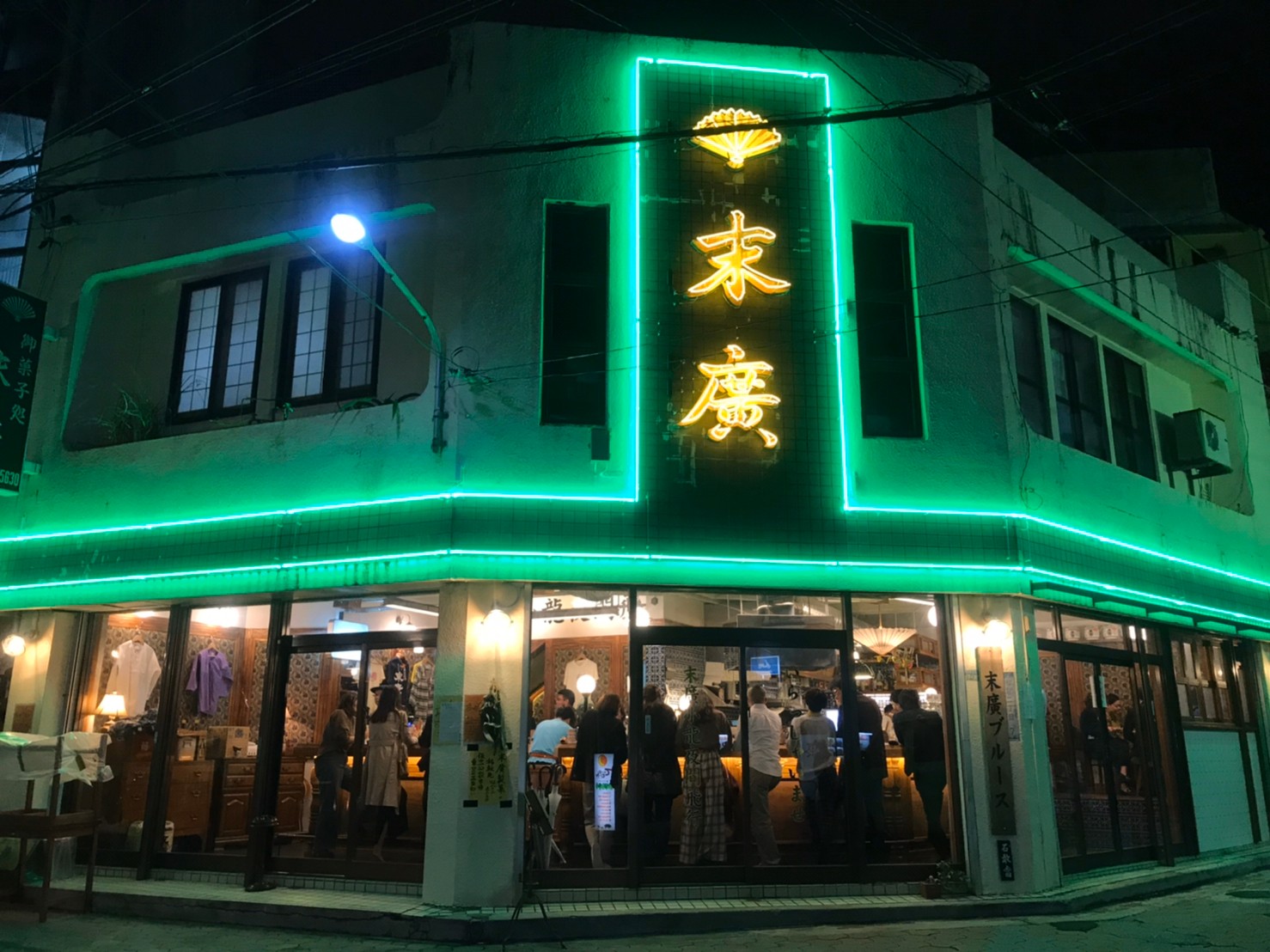 牧志公設市場入夜時酒酣耳熱，旅客可體驗在地夜生活。