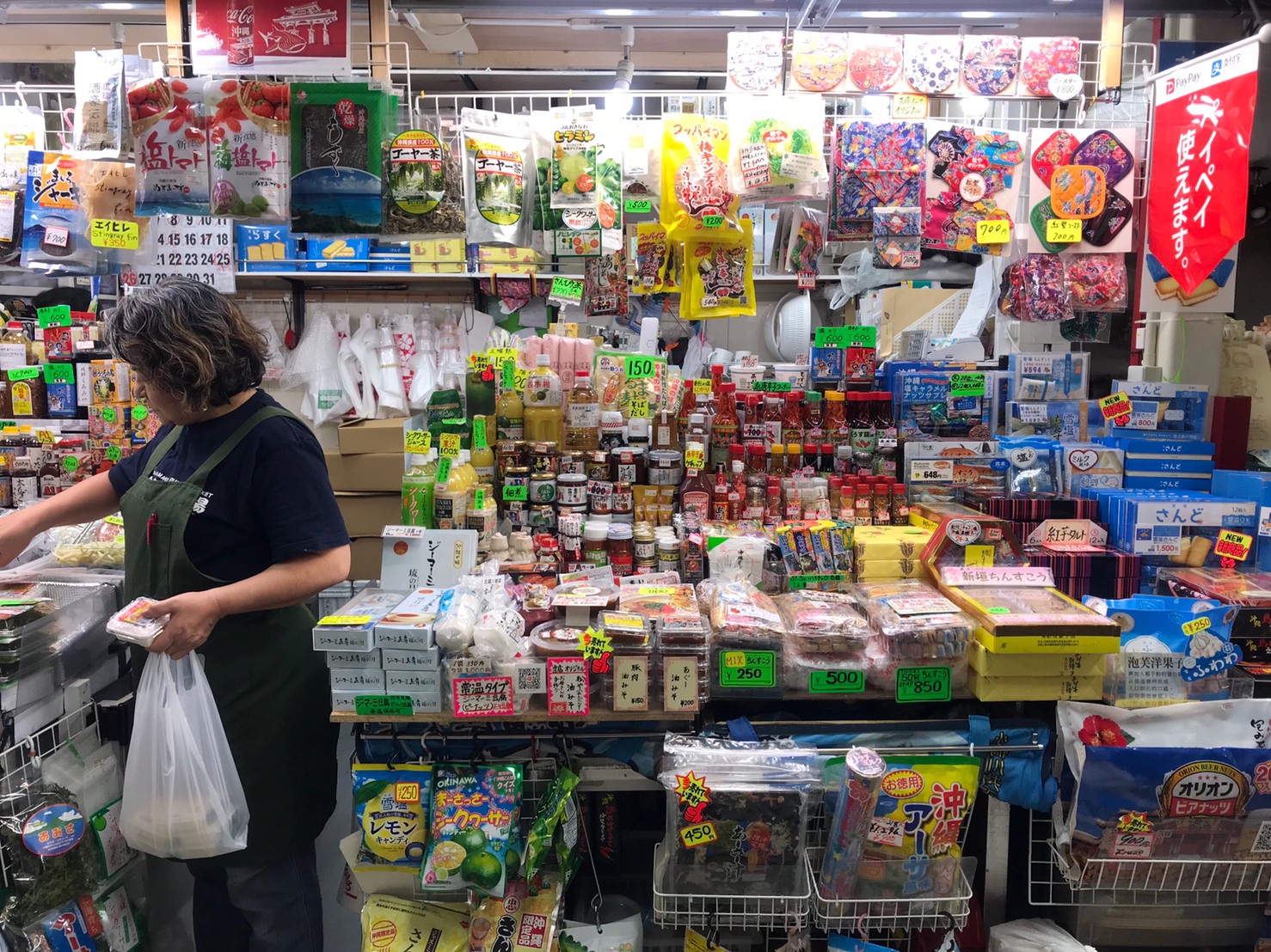 沖繩是可以體驗古早味日本的城市，伴手禮也有自己的特色，採買方便。
