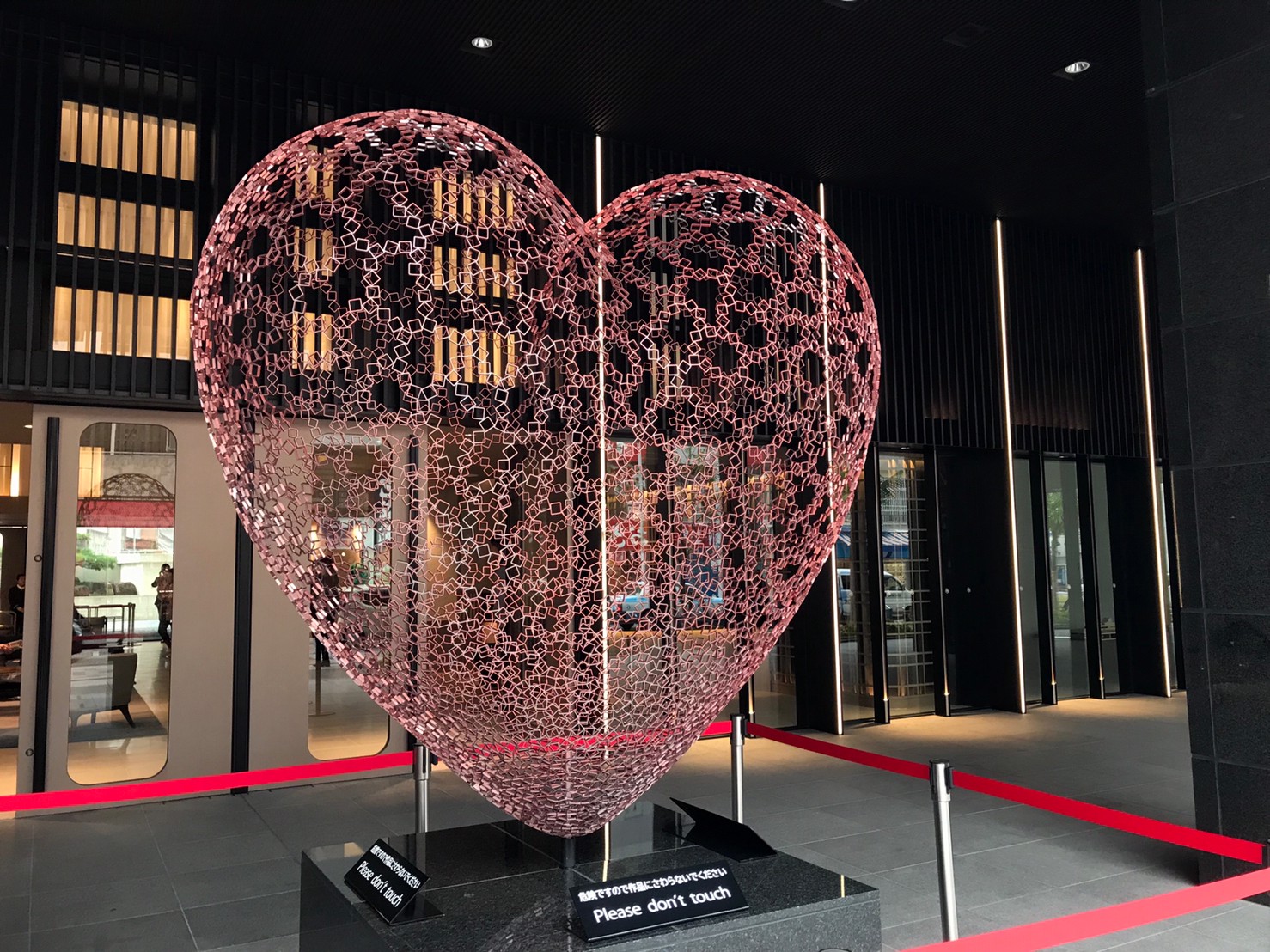 Hotel Collective正門入口處的心型雕塑為德國藝術家Legmann Rainer作品，由於沖繩是在二戰期間唯一發生地面戰的地方，飯店希望可以撫慰人心，祈祝和平。