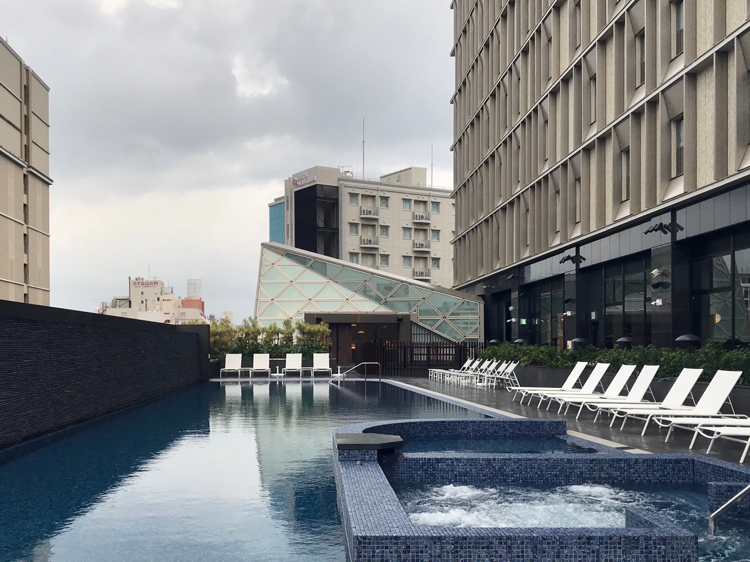 位於市中心的Hotel collective，規劃有戶外游池空間。