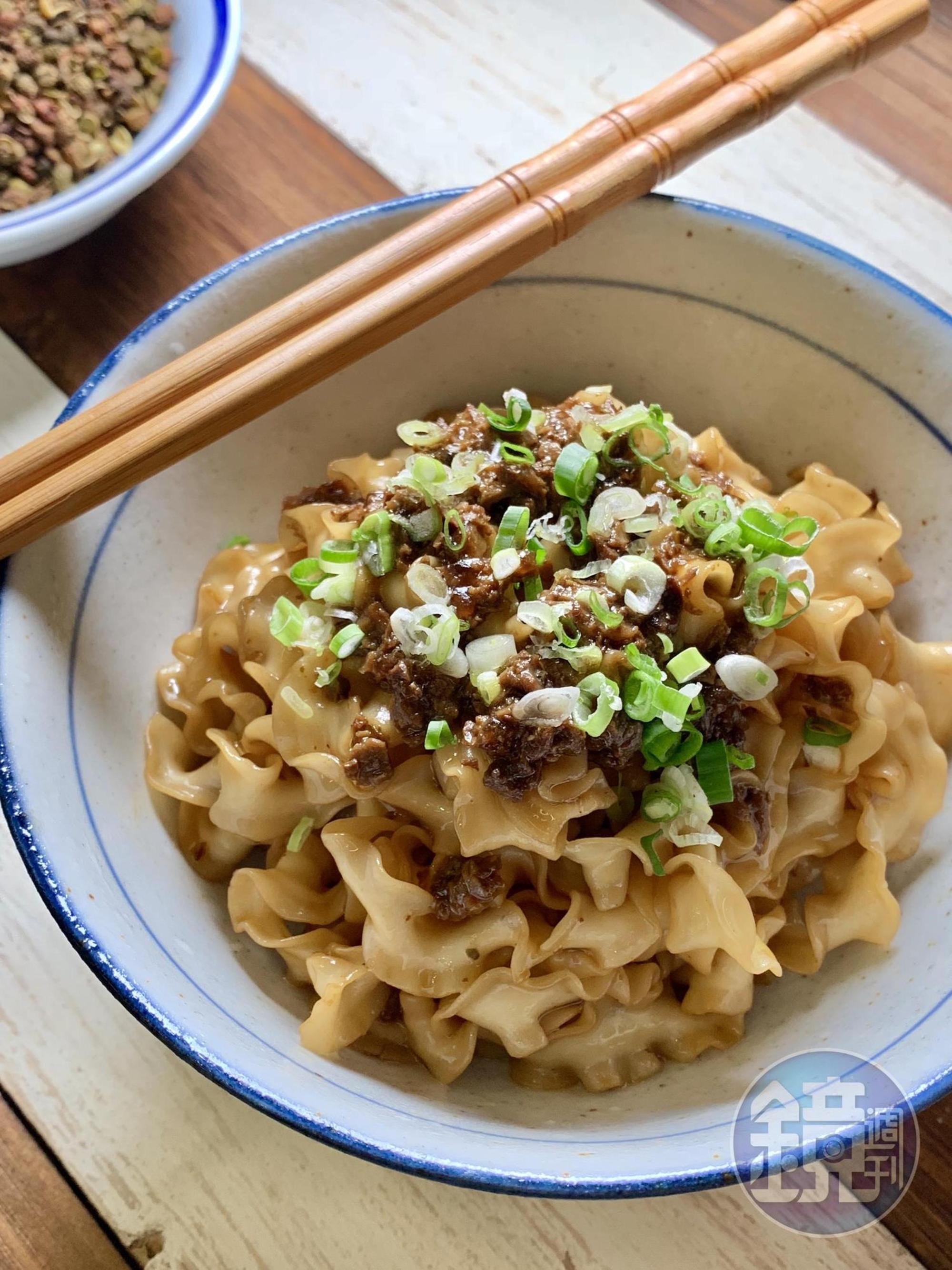 首發產品「椒麻醬香麵」，關廟麵的麵體相當彈Ｑ，素肉臊的醬味迷人，還能嘗到花椒微微的麻香。（264元／1袋4包，720元／1箱12包）