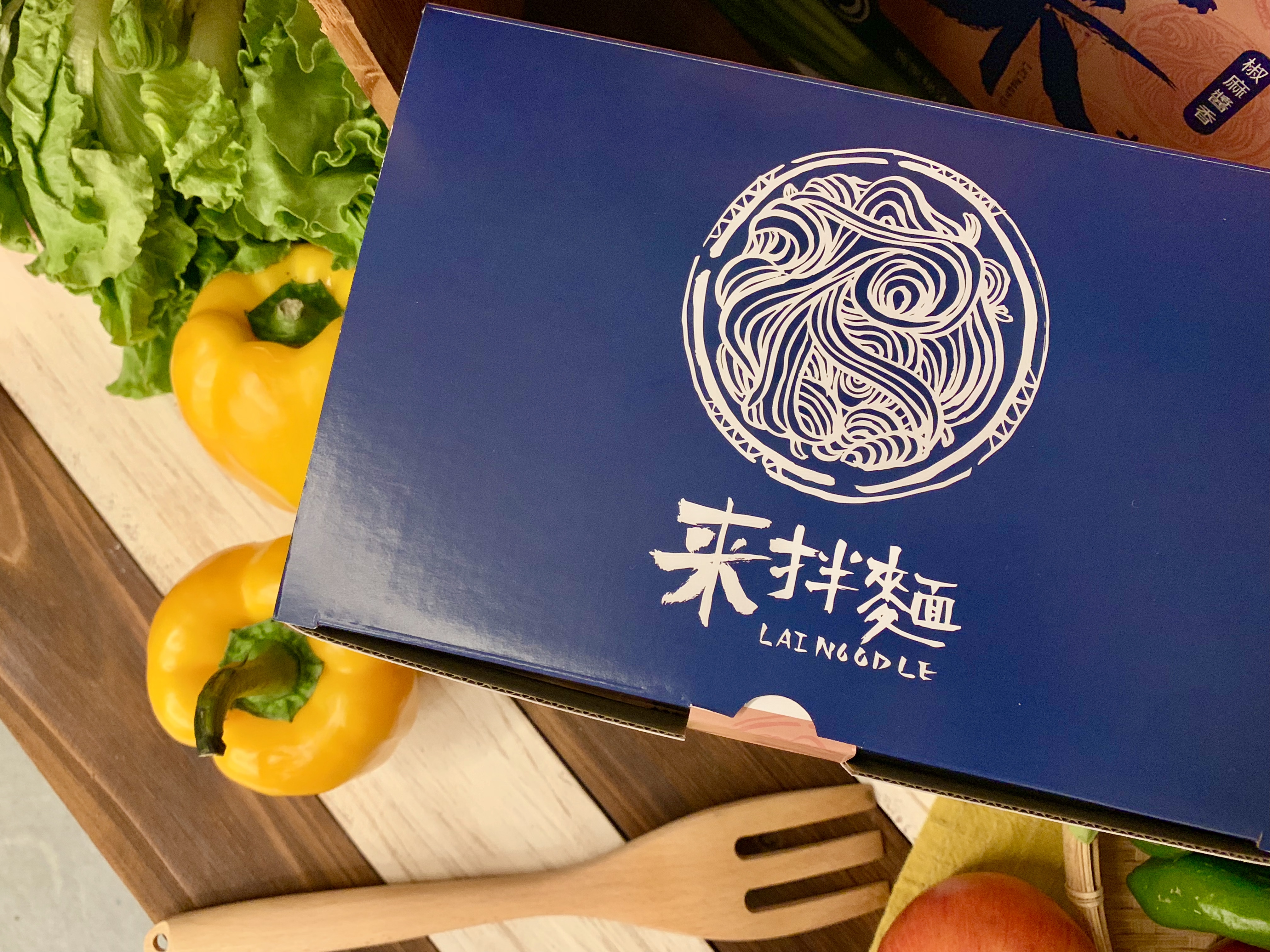 Daniel Wong以「來」字作為設計元素，Logo圖樣是碗公裝著滿滿麵條，仔細看，也藏著一個來字。