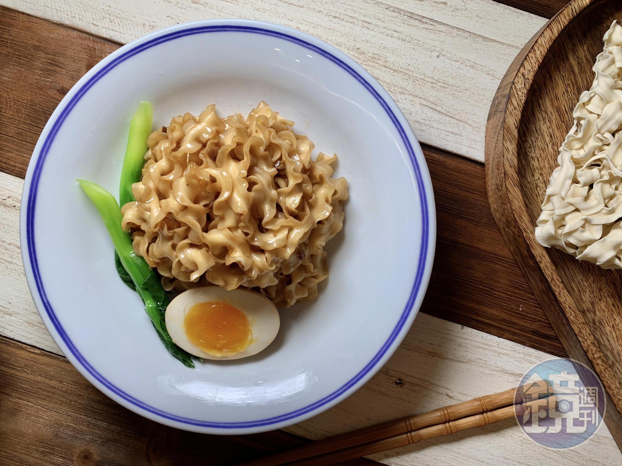 煮麵時，放些青菜和雞蛋，口味、營養更豐富。