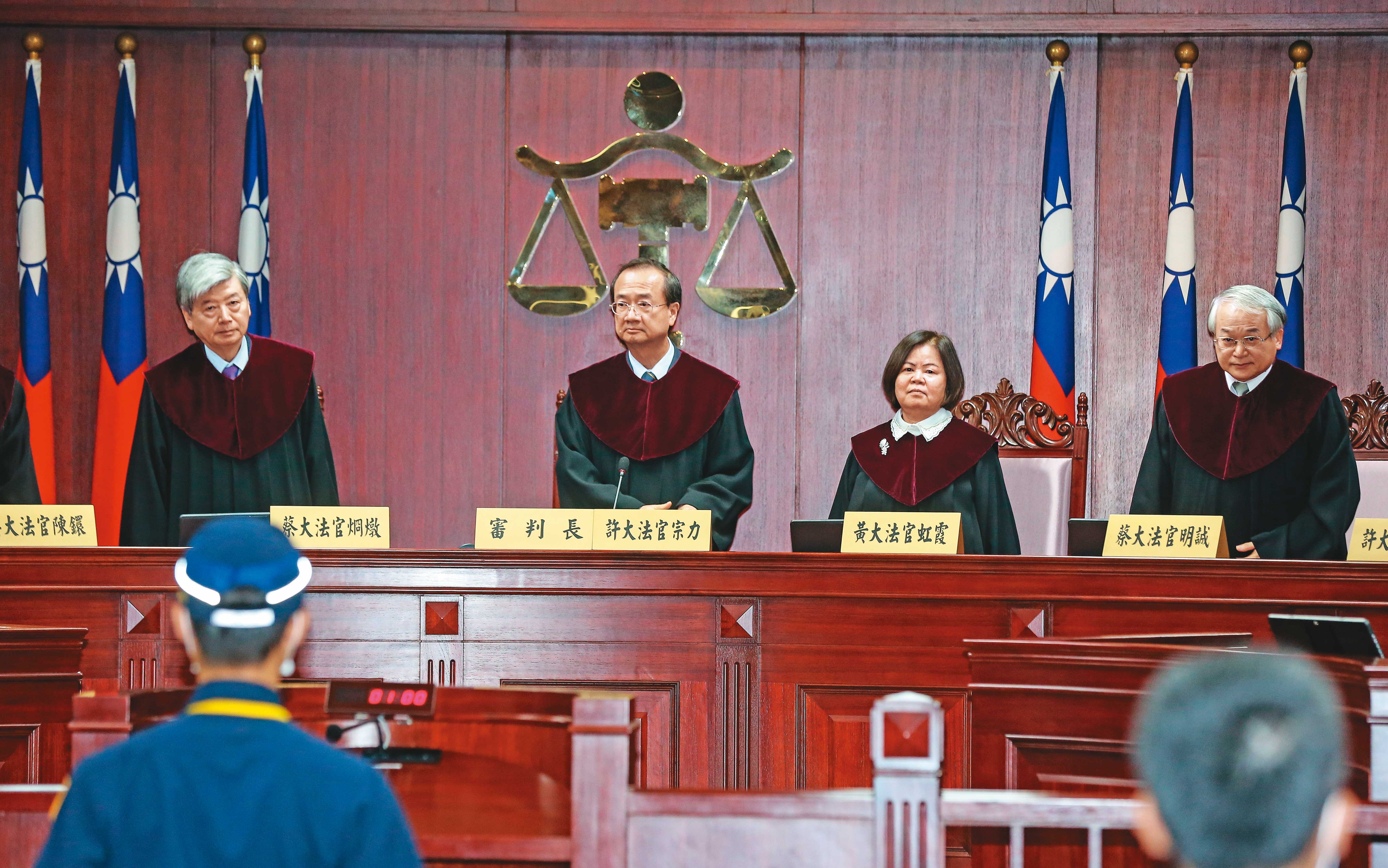 大法官職務重大,能否保持超然獨立、遠離政治,值得大眾深思。