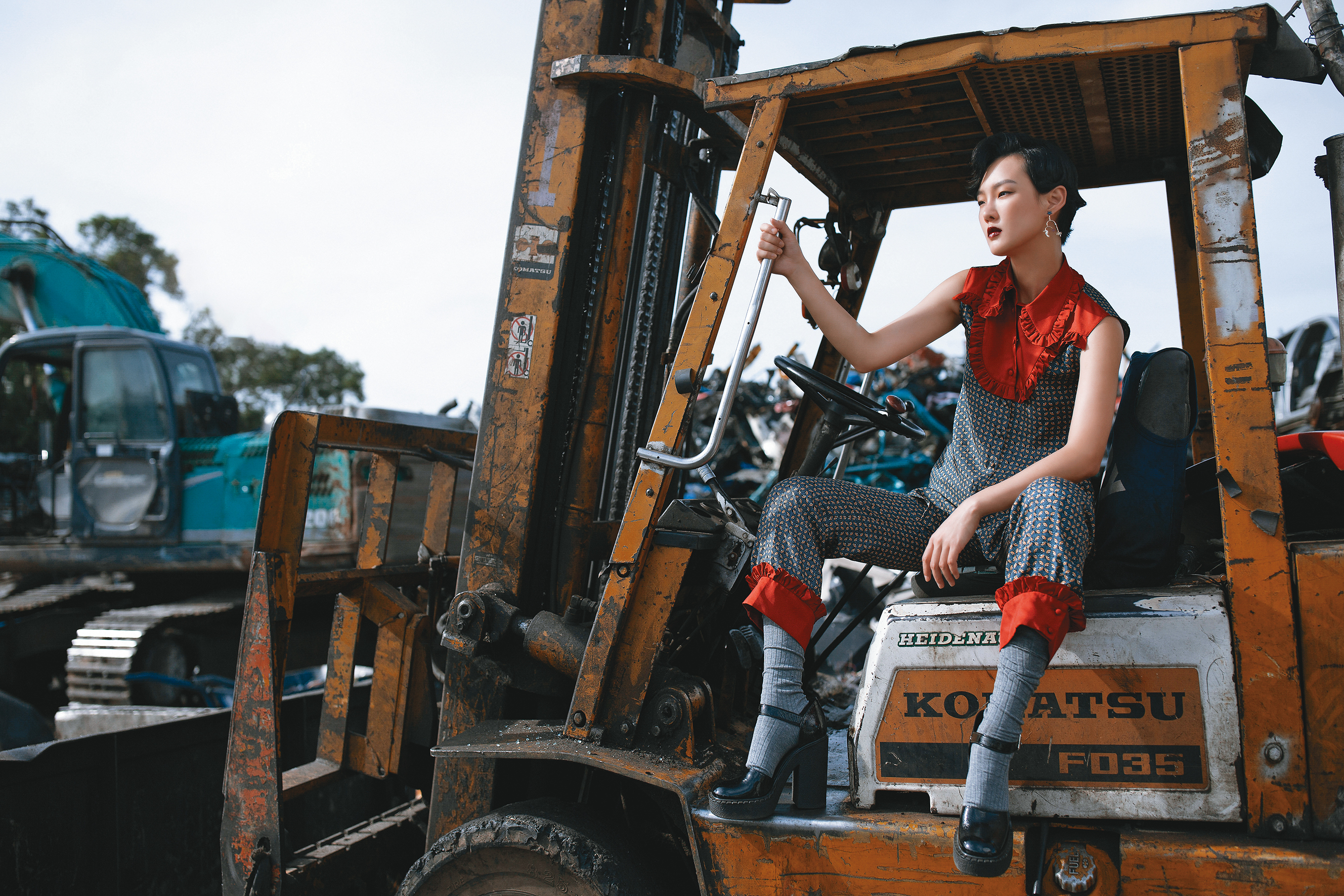 荷葉滾邊幾何圖紋無袖上衣 價格店洽 by PRADA／荷葉滾邊幾何圖紋長褲 價格店洽 by PRADA／灰色膝上襪 價格店洽 by PRADA／黑色瑪麗珍高跟鞋 價格店洽by PRADA／熱帶風垂墜耳環 NT$3,200 by APM Monaco