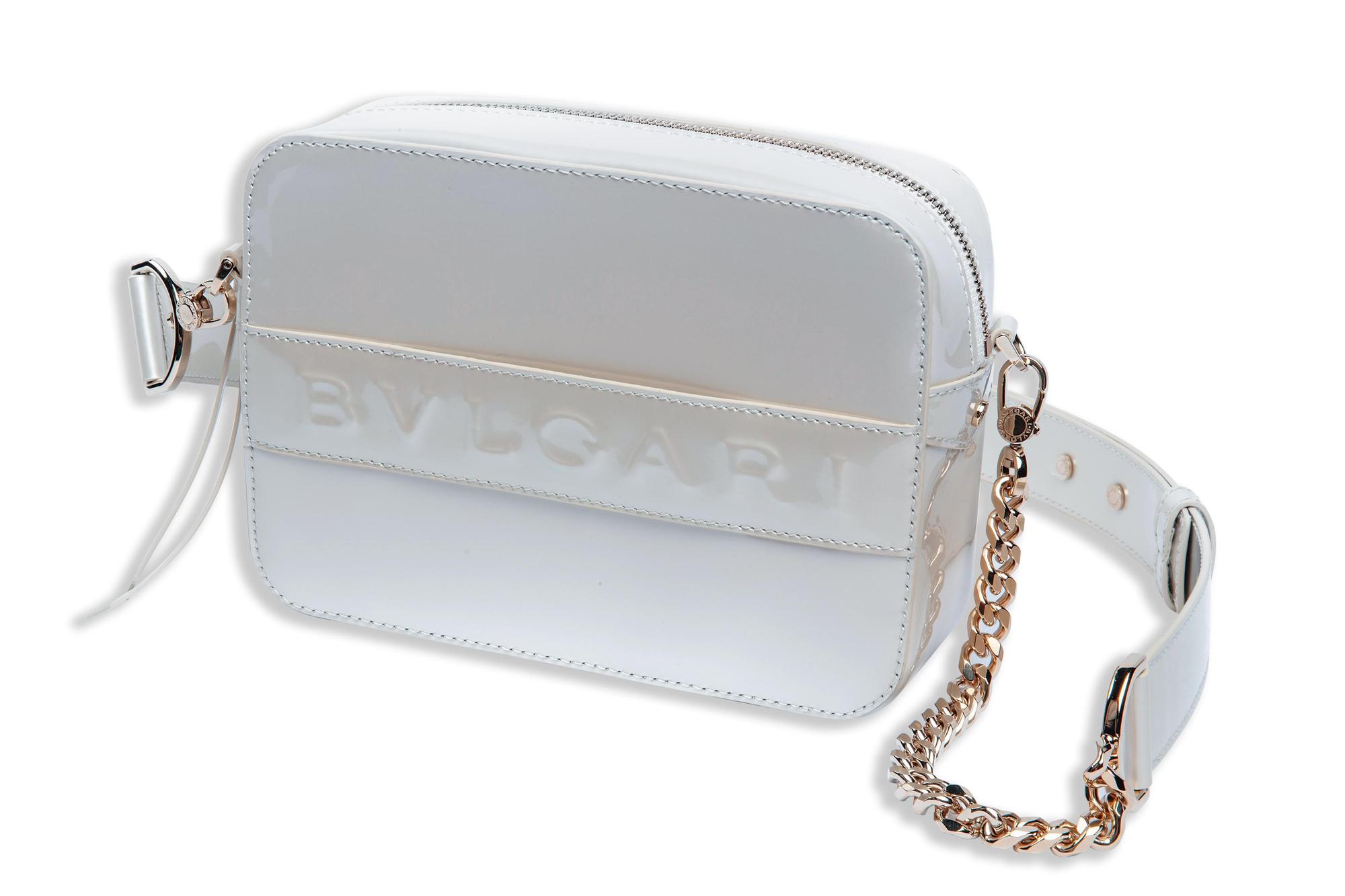 Serpenti Forever 7 Ways淨白瑪瑙色山羊皮相機包 NT$55,500(BVLGARI提供)