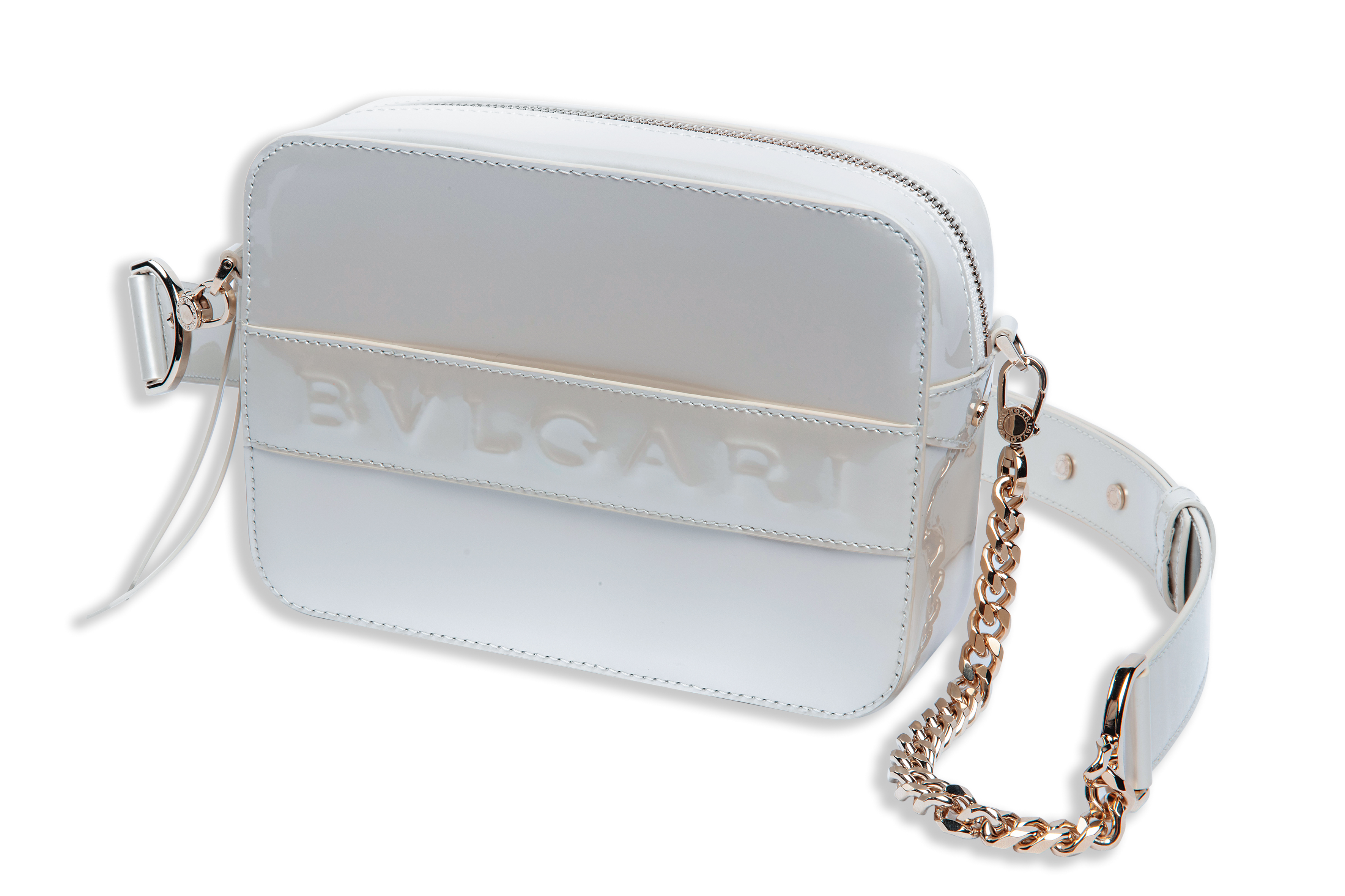 Serpenti Forever 7 Ways淨白瑪瑙色山羊皮相機包 NT$55,500（BVLGARI提供）