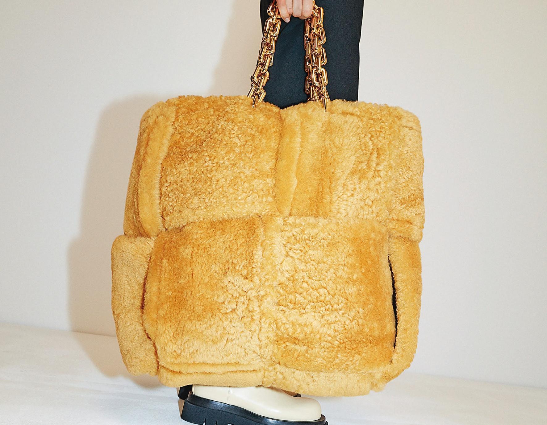 The Chain Tote薑黃色美麗諾羊毛金鍊包 NT$184,200(BOTTEGA VENETA提供)