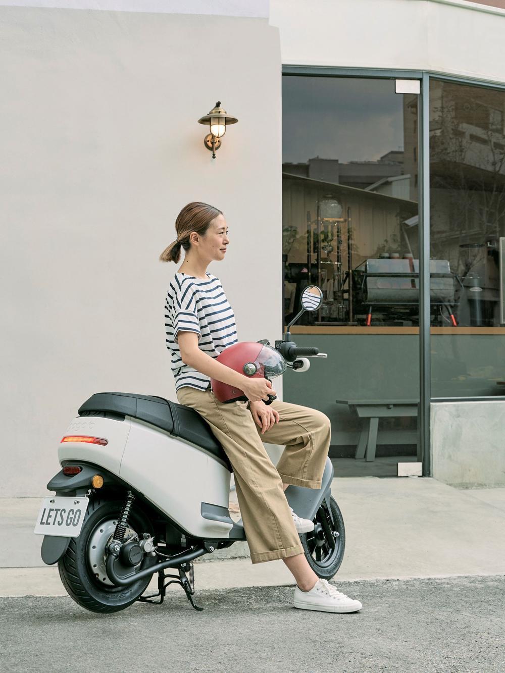Gogoro VIVA 百變小騎，極致簡化的設計，輕盈靈活的車身，不論何種身形都能輕鬆駕馭。