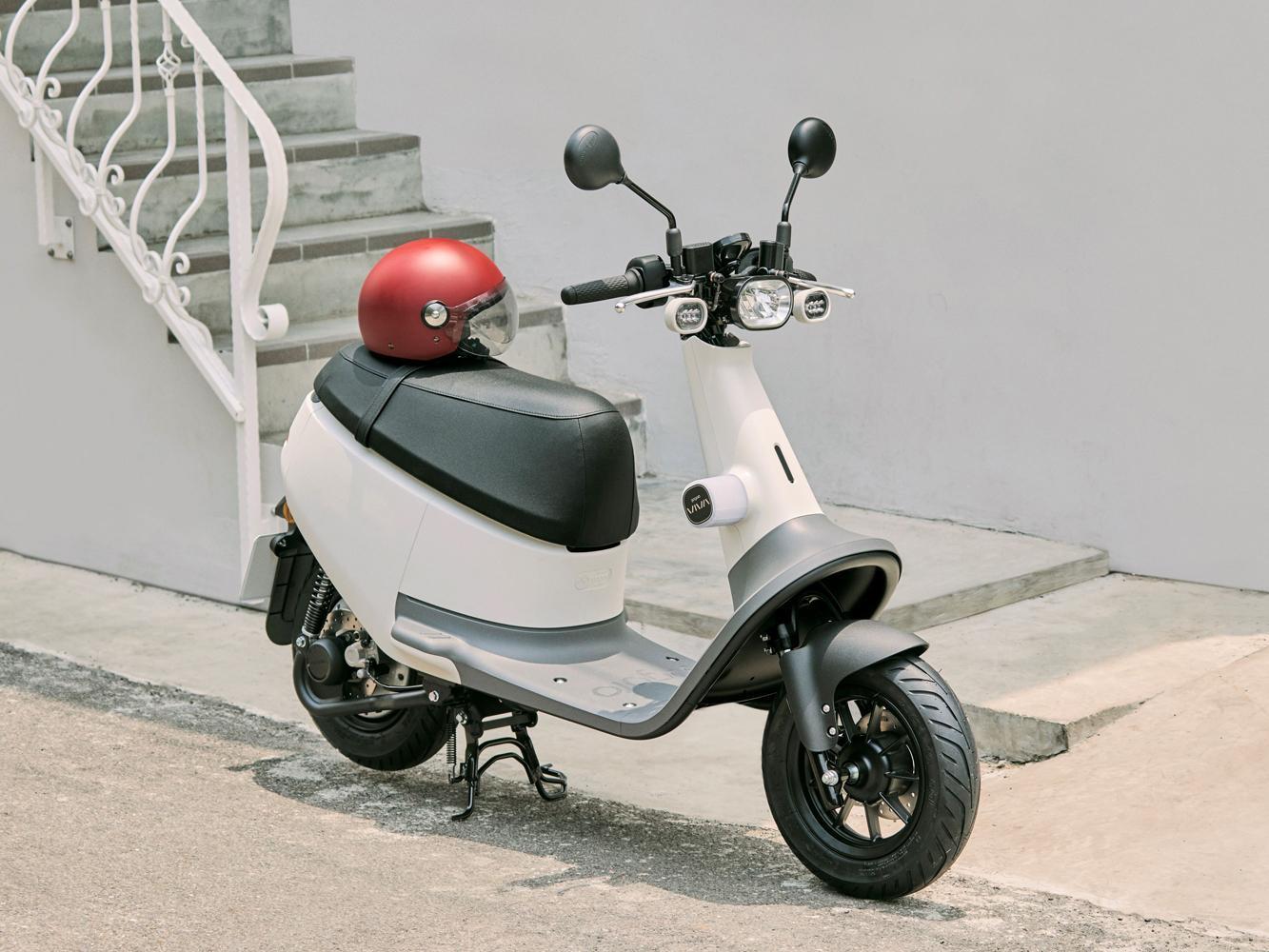 Gogoro VIVA 與 MUJI to GO 首次攜手合作，一同提出移動生活提案，打造出「Gogoro VIVA Plus 無印白」全新車款。