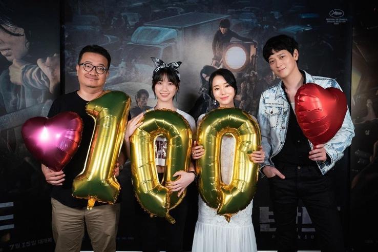 《屍速列車2:感染半島》在韓國開出紅盤,導演延尚昊(左起)、李蕊、李貞賢、姜棟元拿著象徵觀影人次破百萬的氣球謝票。(翻攝NEW Instagram)