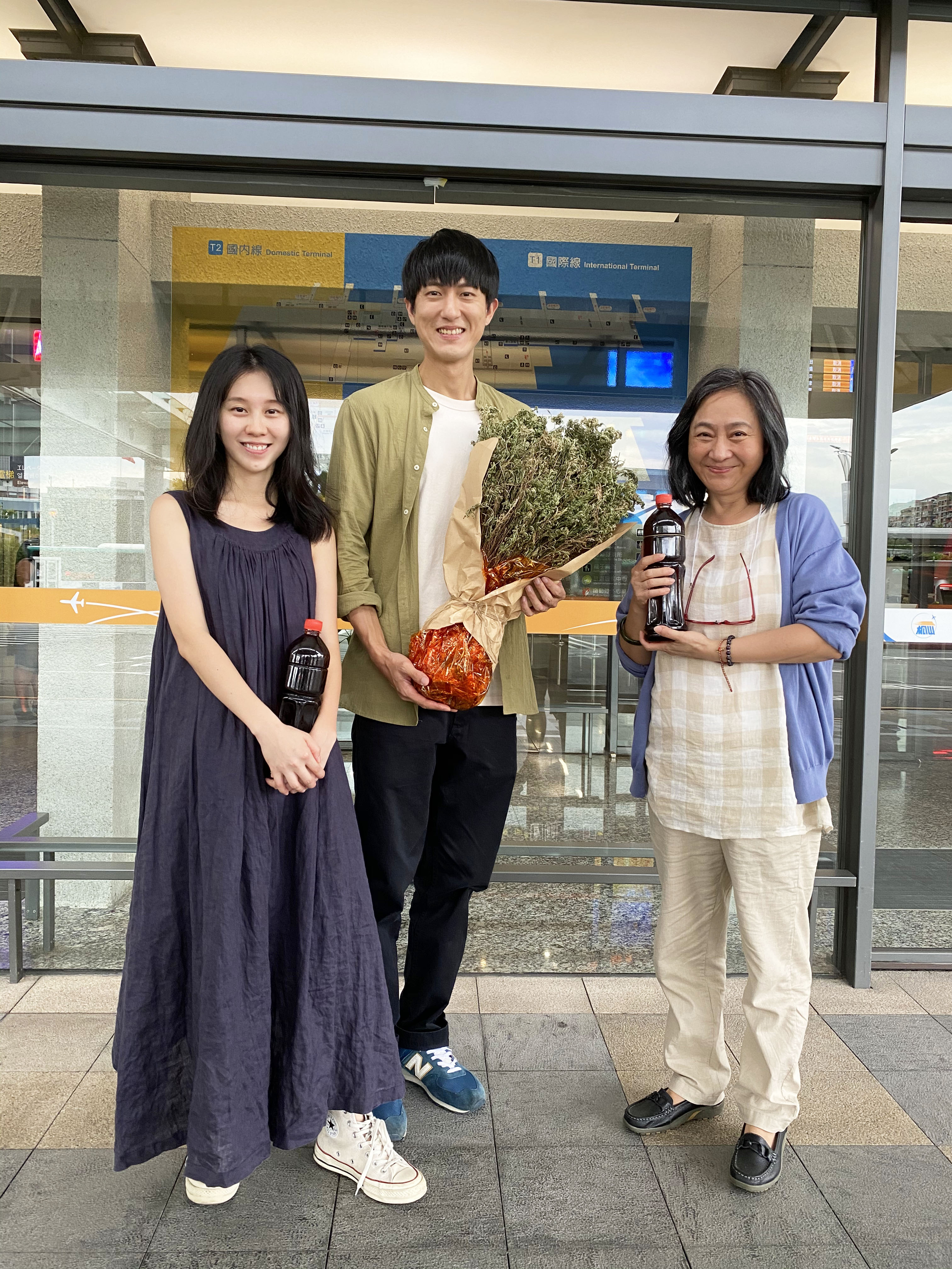 白安新單曲〈回家的路〉MV邀請楊麗音、邱昊奇分別飾演奶奶、孫子。（相信音樂提供）