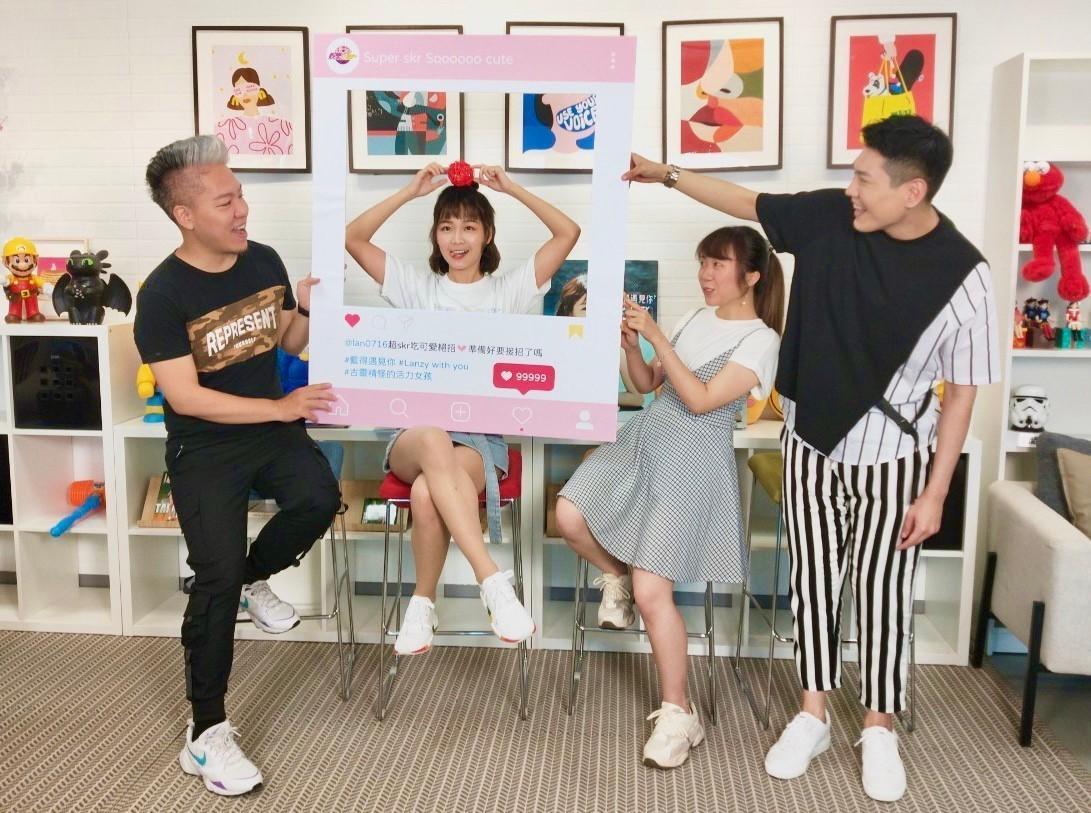 籃籃(左二)上《娛樂超skr》宣傳寫真書,現場教主持人阿甘(左一)、小路(右一)如何裝可愛。(圖/民視提供)