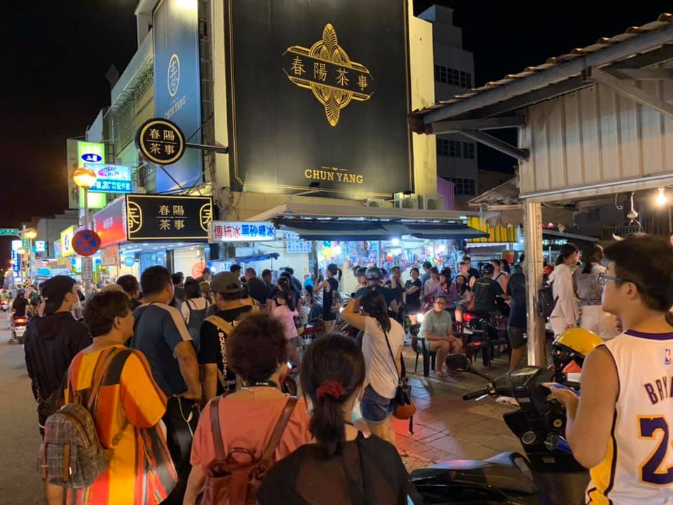 網友直擊，馬公市街道湧入眾多人潮。（翻攝自老高漫談臉書專頁臉書）