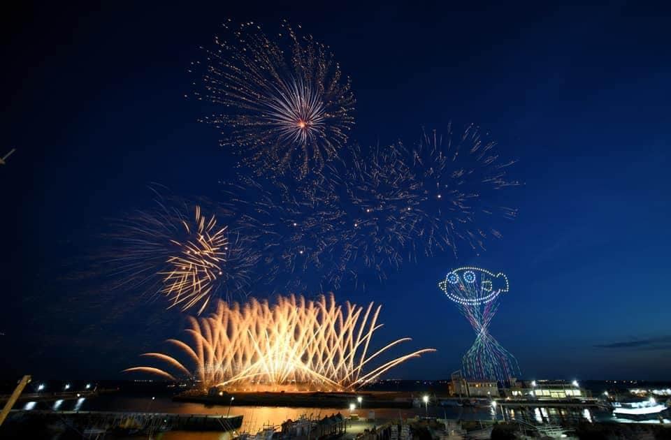 國內旅遊大爆發，正值花火節的澎湖湧入眾多遊客，使海空交通幾乎達到最高峰。（翻攝自賴峰偉臉書）