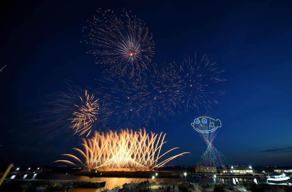 國內旅遊大爆發，正值花火節的澎湖湧入眾多遊客，使海空交通幾乎達到最高峰。（翻攝自賴峰偉臉書）