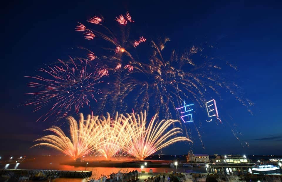 國內旅遊大爆發，正值花火節的澎湖湧入眾多遊客，使海空交通幾乎達到最高峰。（翻攝自賴峰偉臉書）