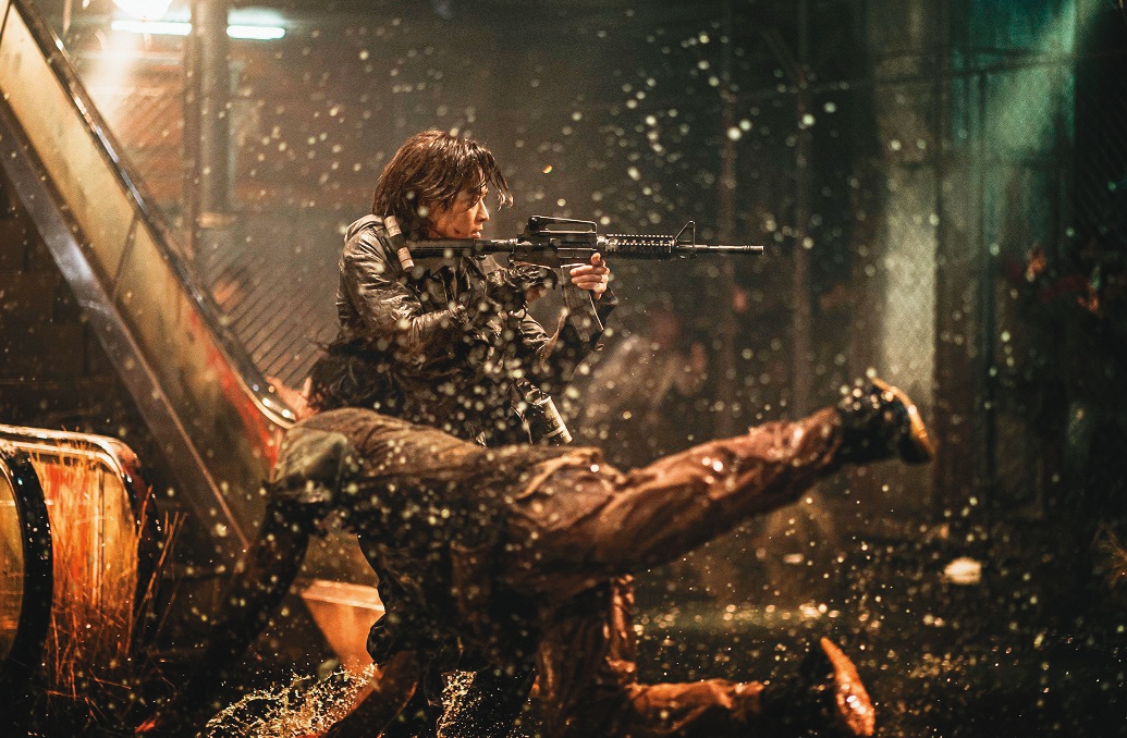 《屍速列車2》主角與其說對抗的是喪屍,不如說是擁有武力卻喪心病狂的人,對人性做了最鮮明的諷刺。(車庫娛樂提供)