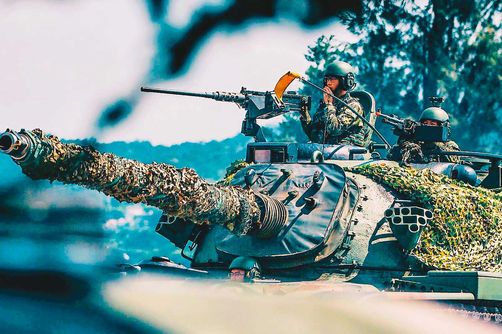 軍事演習動輒投入幾萬人，大量軍艦、戰機、車輛、重機械上陣，任何枝微末節小小故障，就會鬧出人命。（翻攝國防部發言人臉書）